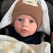 Paul participe au concours pour gagner de l'argent avec cette photo : baby, infant, hat, blanket, blue_eyes, face, clothing, cute, cozy, warm, child, portrait, indoors, person, headwear, newborn, soft, expression, bundle, closeup