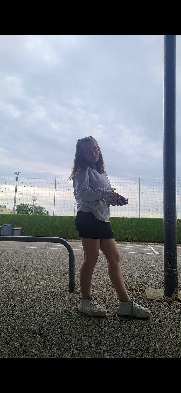 Lea a rejoint le concours — aidez-le/la à gagner de superbes lots ! asphalt, bag, cloud, electric_blue, eyewear, flash_photography, footwear, grass, grey, human_leg, joy, knee, leg, long_hair, person, plant, recreation, shoe, shorts, sky