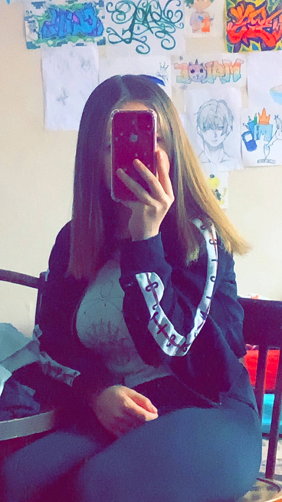 Lea participe au concours pour gagner de l'argent avec cette photo : audio_equipment, black_hair, blond, cool, electric_blue, eyewear, hairstyle, happy, human_leg, long_hair, magenta, person, personal_protective_equipment, selfie, sitting, sleeve, sportswear, t_shirt, textile, thigh