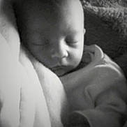 Myronn a rejoint le concours — aidez-le/la à gagner de superbes lots ! baby, sleeping, blanket, soft, closeup, infant, monochrome, peaceful, cozy, face, newborn, portrait, resting, child, warm, cuddly, quiet, soft_light, indoor, tender