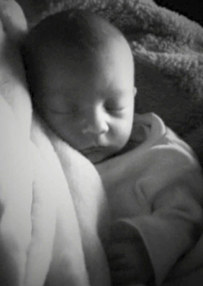 Myronn a rejoint le concours — aidez-le/la à gagner de superbes lots ! baby, sleeping, blanket, soft, closeup, infant, monochrome, peaceful, cozy, face, newborn, portrait, resting, child, warm, cuddly, quiet, soft_light, indoor, tender