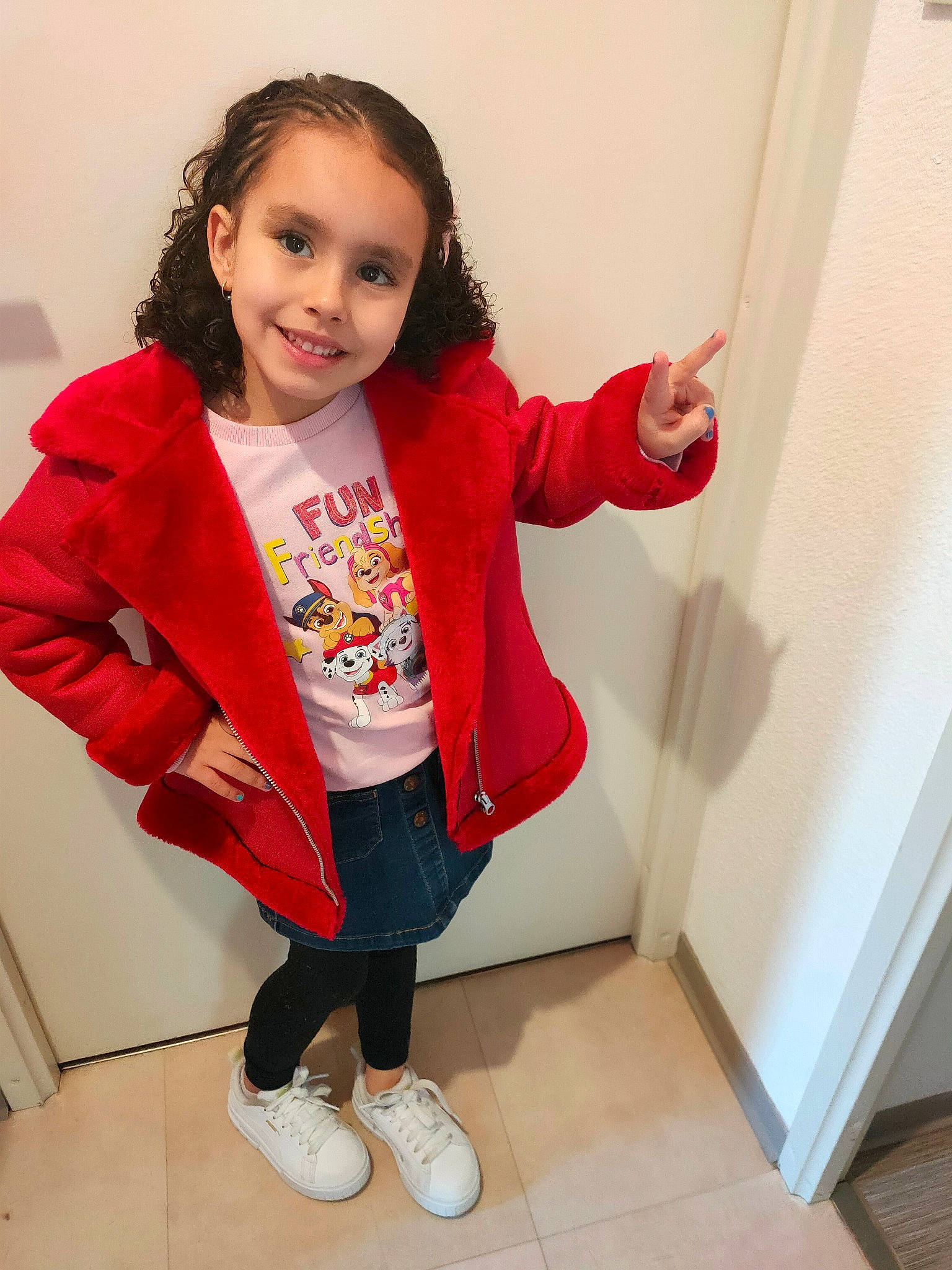 Maïssa participe au concours pour gagner de l'argent avec cette photo : baby_toddler_clothing, flooring, gesture, hair, happy, human_leg, joint, joy, knee, leg, neck, pattern, person, shoulder, sleeve, smile, sock, t_shirt, thigh, thumb