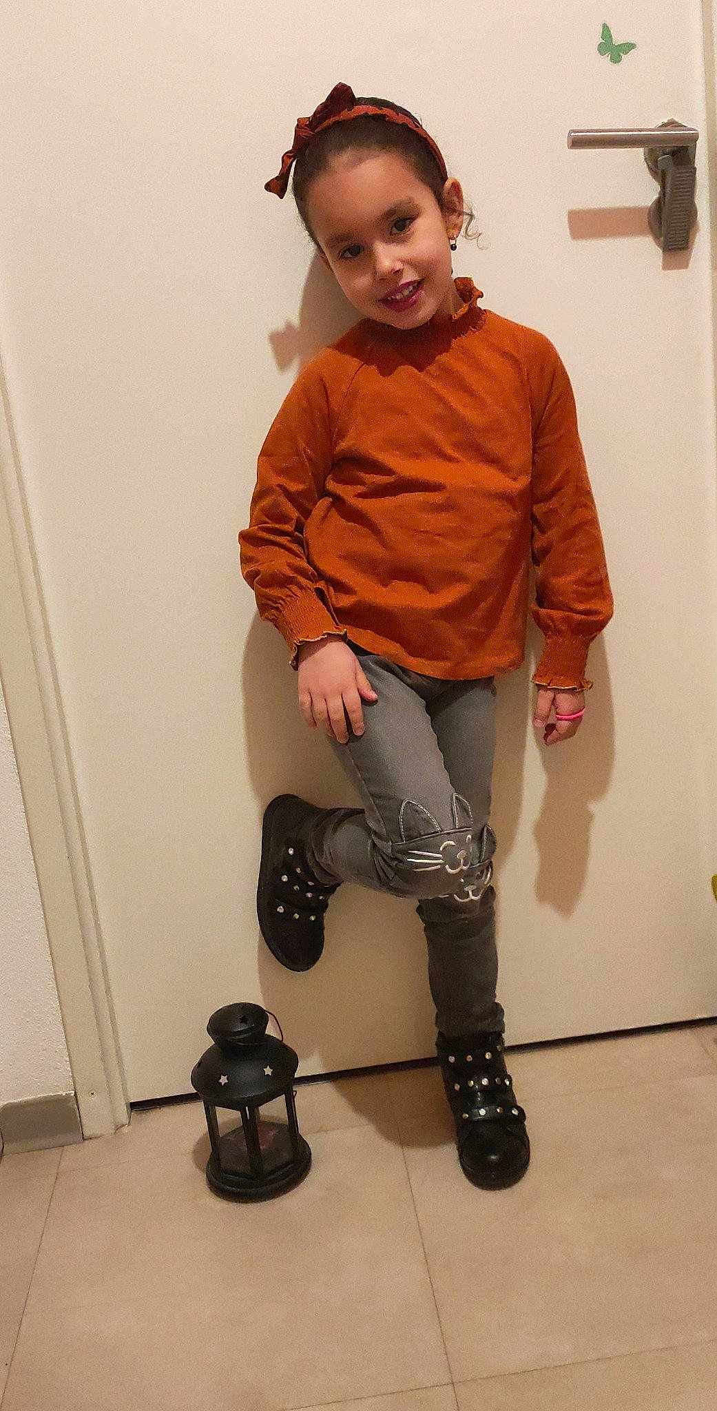 Maïssa a rejoint le concours — aidez-le/la à gagner de superbes lots ! boot, camera_lens, cameras_optics, eyewear, fashion_design, flooring, human_leg, joint, joy, knee, leg, person, personal_protective_equipment, reflex_camera, shoulder, single_lens_reflex_camera, sleeve, smile, sock, sportswear