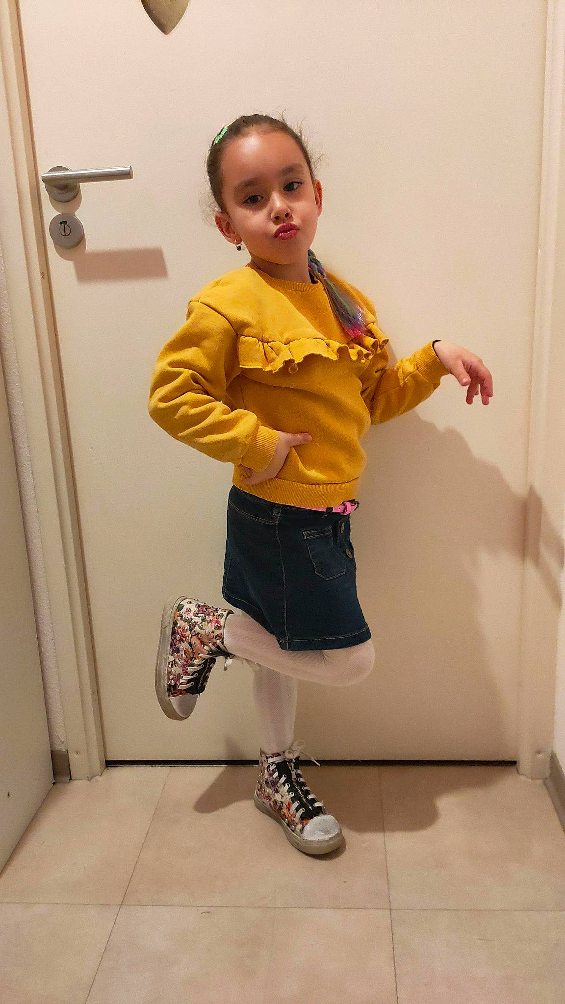 Maïssa participe au concours pour gagner de l'argent avec cette photo : bag, clothing, fashion_design, flooring, footwear, human_leg, joint, knee, leg, person, photograph, shoe, shoulder, sleeve, snapshot, sneakers, sportswear, standing, thigh, trunk