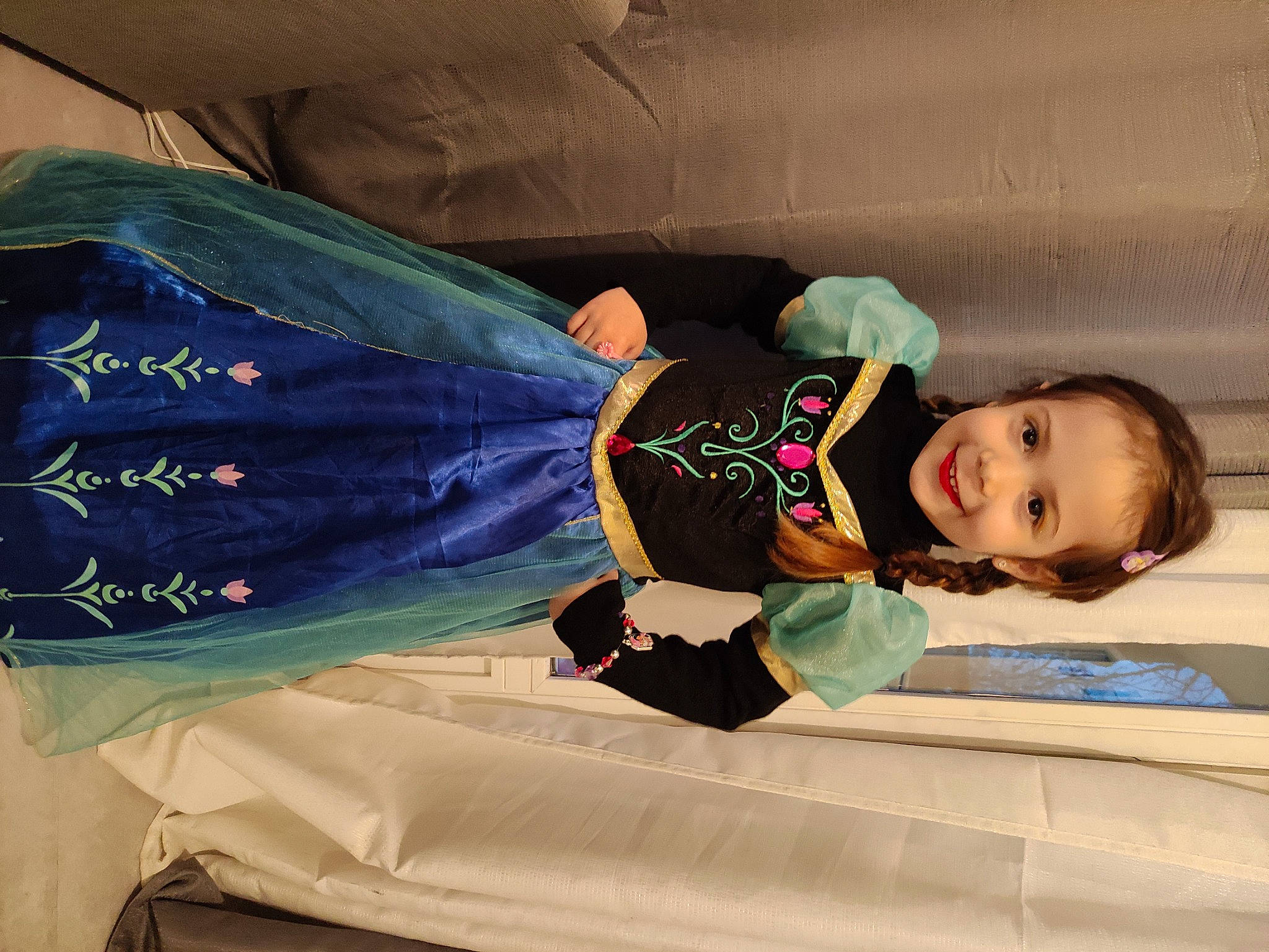 Lucy a rejoint le concours — aidez-le/la à gagner de superbes lots ! baby_products, baby_toddler_clothing, child, comfort, electric_blue, eye, flag, fun, happy, human_body, joy, leisure, linens, magenta, person, room, sitting, sleeve, smile, tints_and_shades