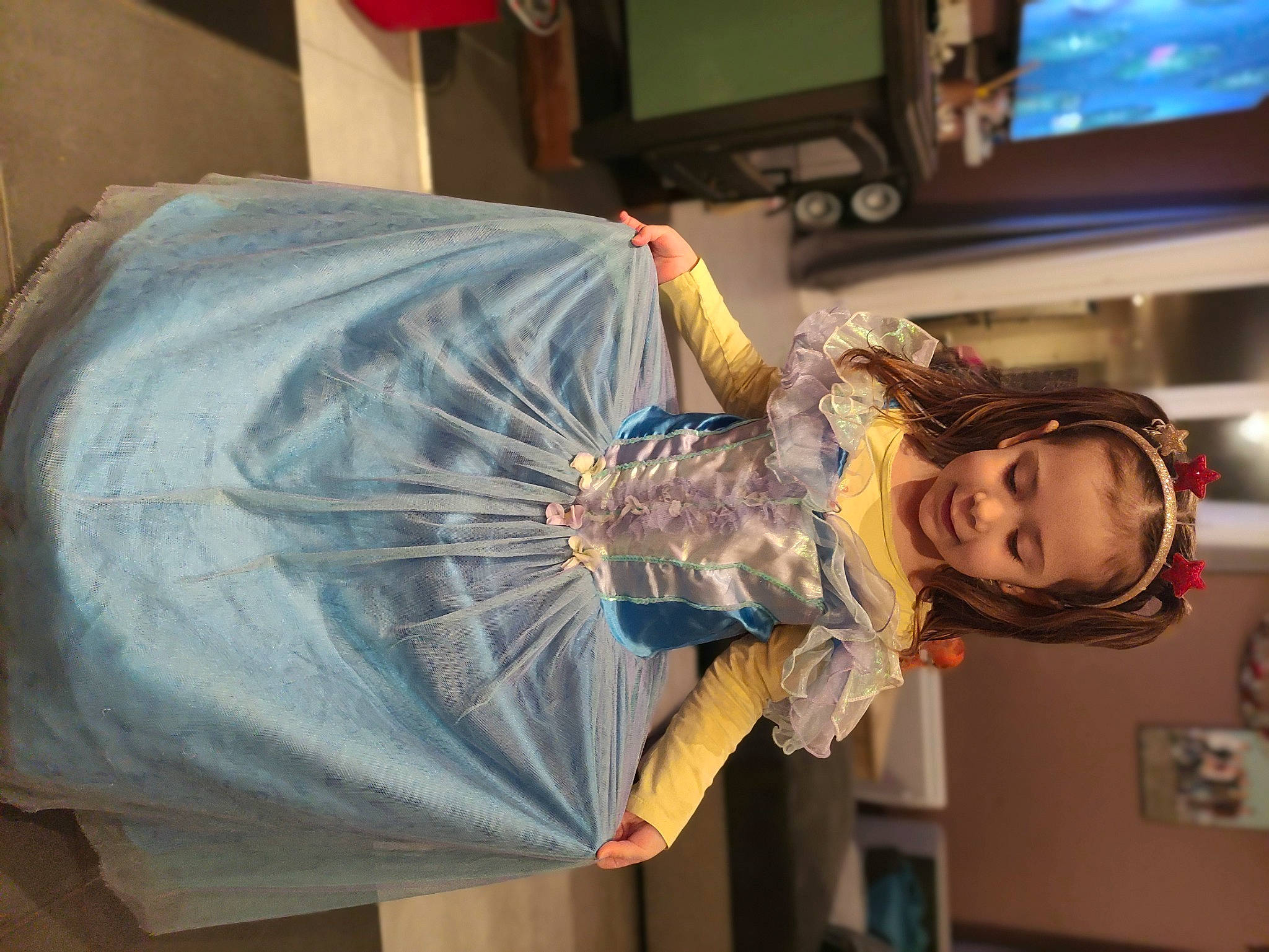 Lucy a rejoint le concours — aidez-le/la à gagner de superbes lots ! child, costume, display_device, electric_blue, event, fashion_design, fun, home_appliance, joy, machine, performance, person, room, television, umbrella