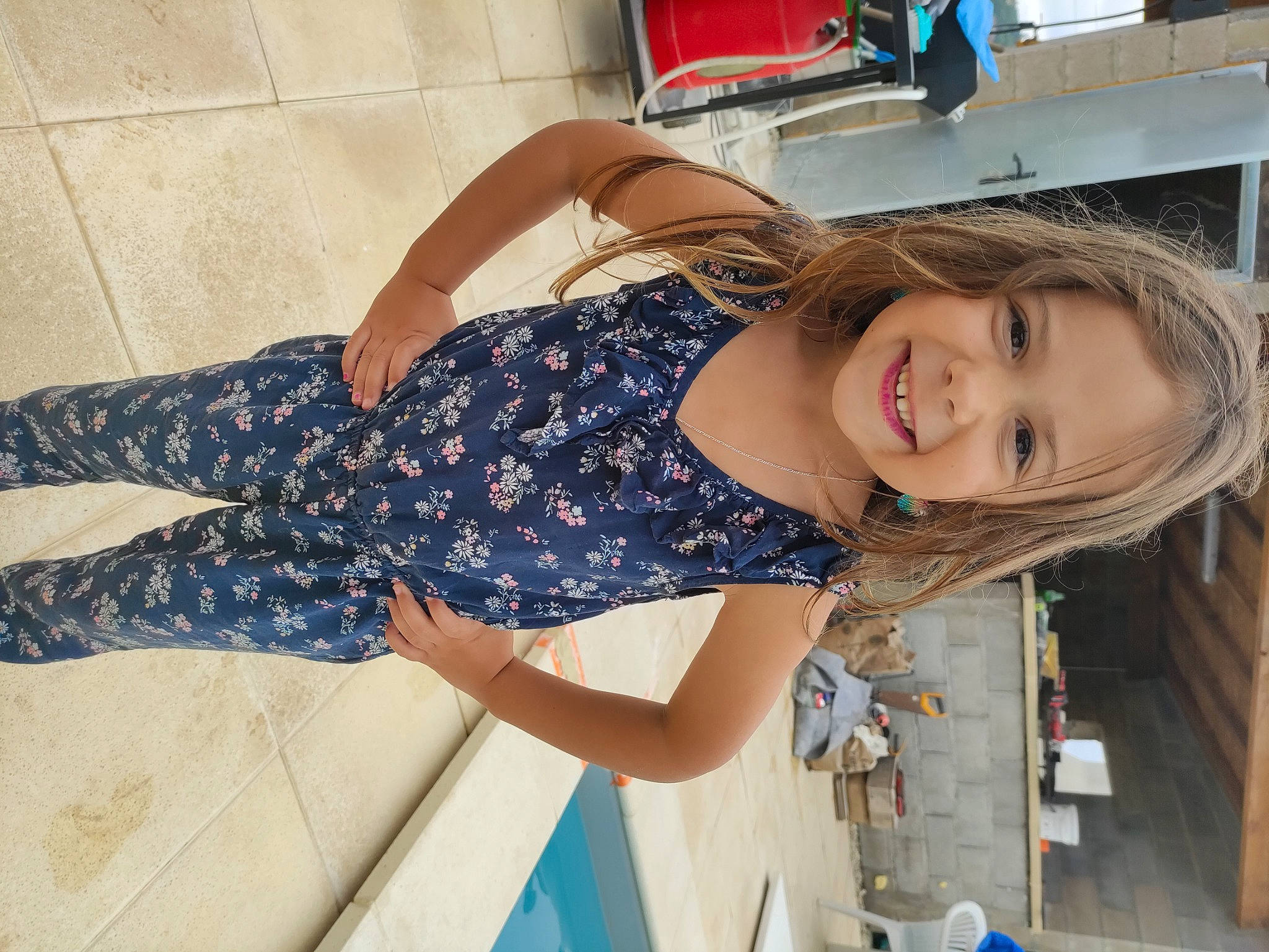 Lucy participe au concours pour gagner de l'argent avec cette photo : abdomen, blue, brown_hair, denim, elbow, electric_blue, facial_expression, fashion, fashion_design, happy, human_leg, joint, joy, knee, long_hair, person, smile, street_fashion, textile, thigh