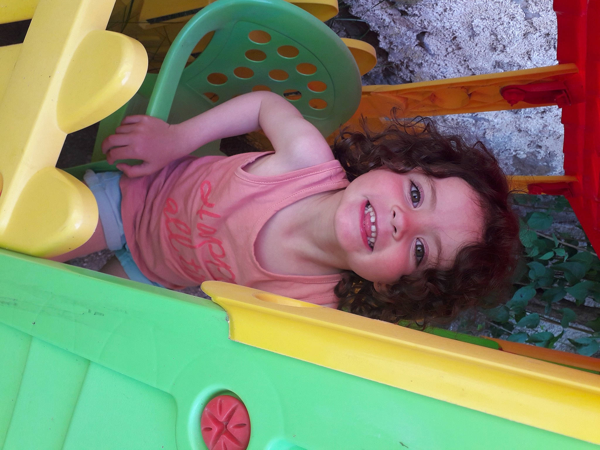 Maëlie a rejoint le concours — aidez-le/la à gagner de superbes lots ! chair, child, fun, green, happy, joy, leisure, magenta, mouth, organ, person, pink, plastic, play, purple, red, room, smile, textile, toddler