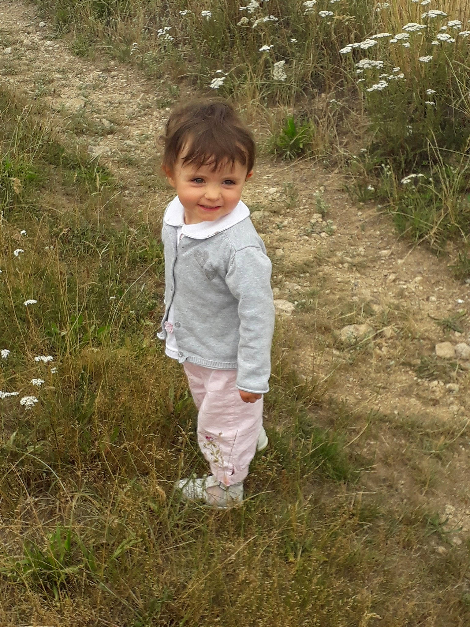 Maelie participe au concours pour gagner de l'argent avec cette photo : child, grass, grassland, joy, meadow, people_in_nature, person, plant, play, smile, standing, toddler, tree, walking