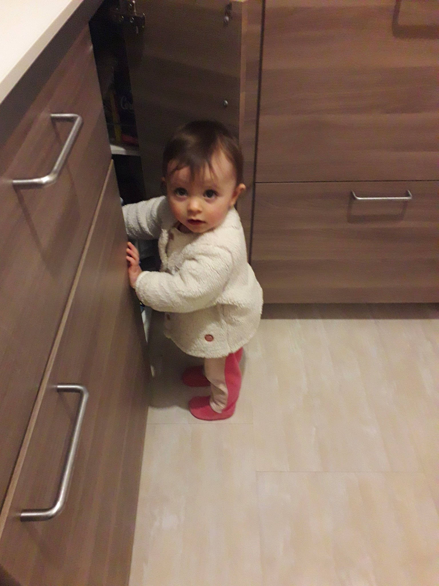 Maëlie a rejoint le concours — aidez-le/la à gagner de superbes lots ! child, day, floor, flooring, furniture, girl, hardwood, person, play, product, standing, toddler, wood, wood_flooring