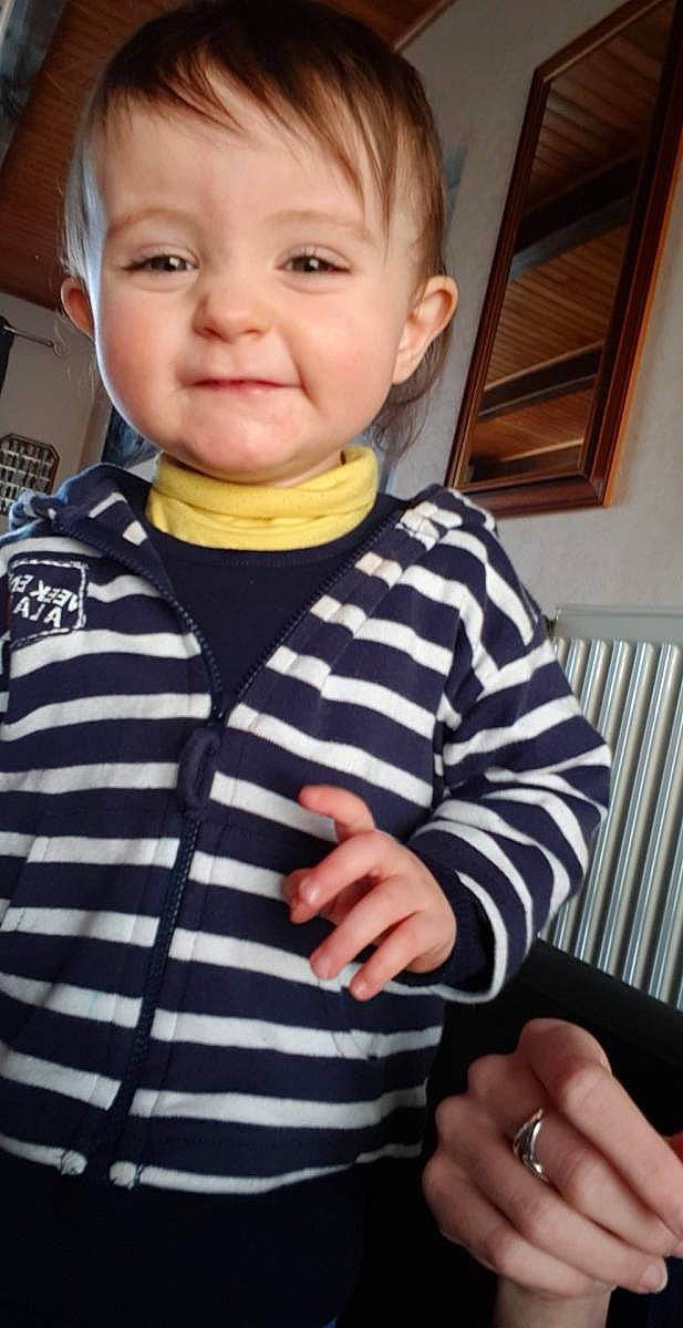 Maëlie a rejoint le concours — aidez-le/la à gagner de superbes lots ! arm, boy, cheek, child, cool, day, eye, hair, hairstyle, human_hair_color, infant, nose, organ, outerwear, person, product, sitting, skin, smile, standing