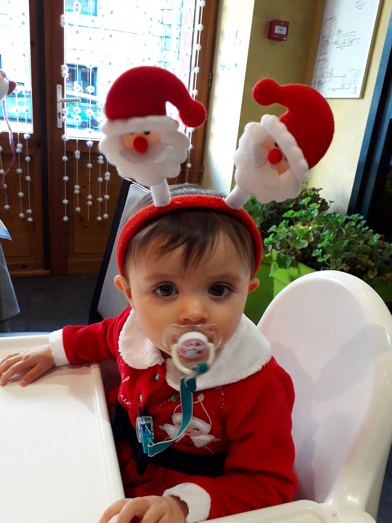 Maëlie a rejoint le concours — aidez-le/la à gagner de superbes lots ! child, christmas, event, fictional_character, headgear, holiday, person, product, red, santa_claus, smile, toddler