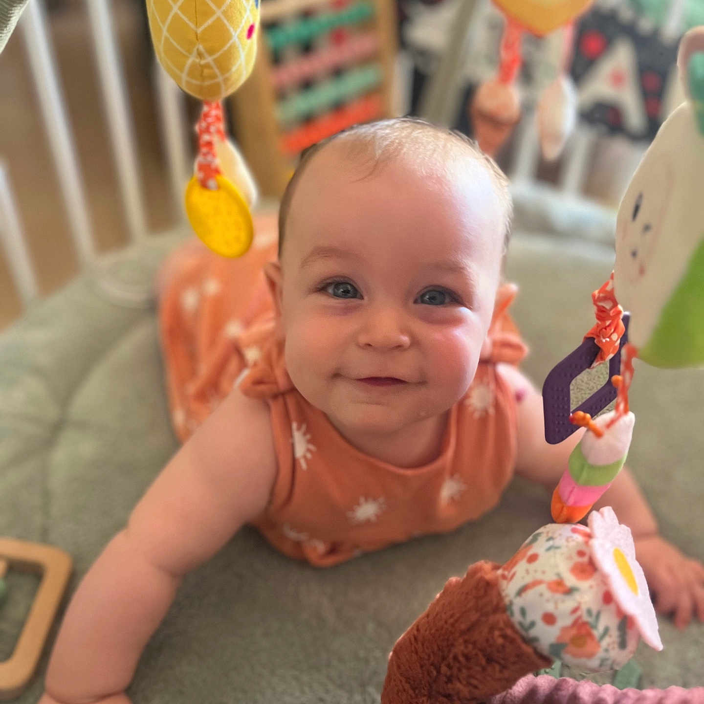 Charlotte a rejoint le concours — aidez-le/la à gagner de superbes lots ! arm, baby, blanket, child, colorful, crawling, crib, cute, eyes, face, flower, hand, happy, indoors, infant, pineapple, playtime, smiling, soft_toy, toy