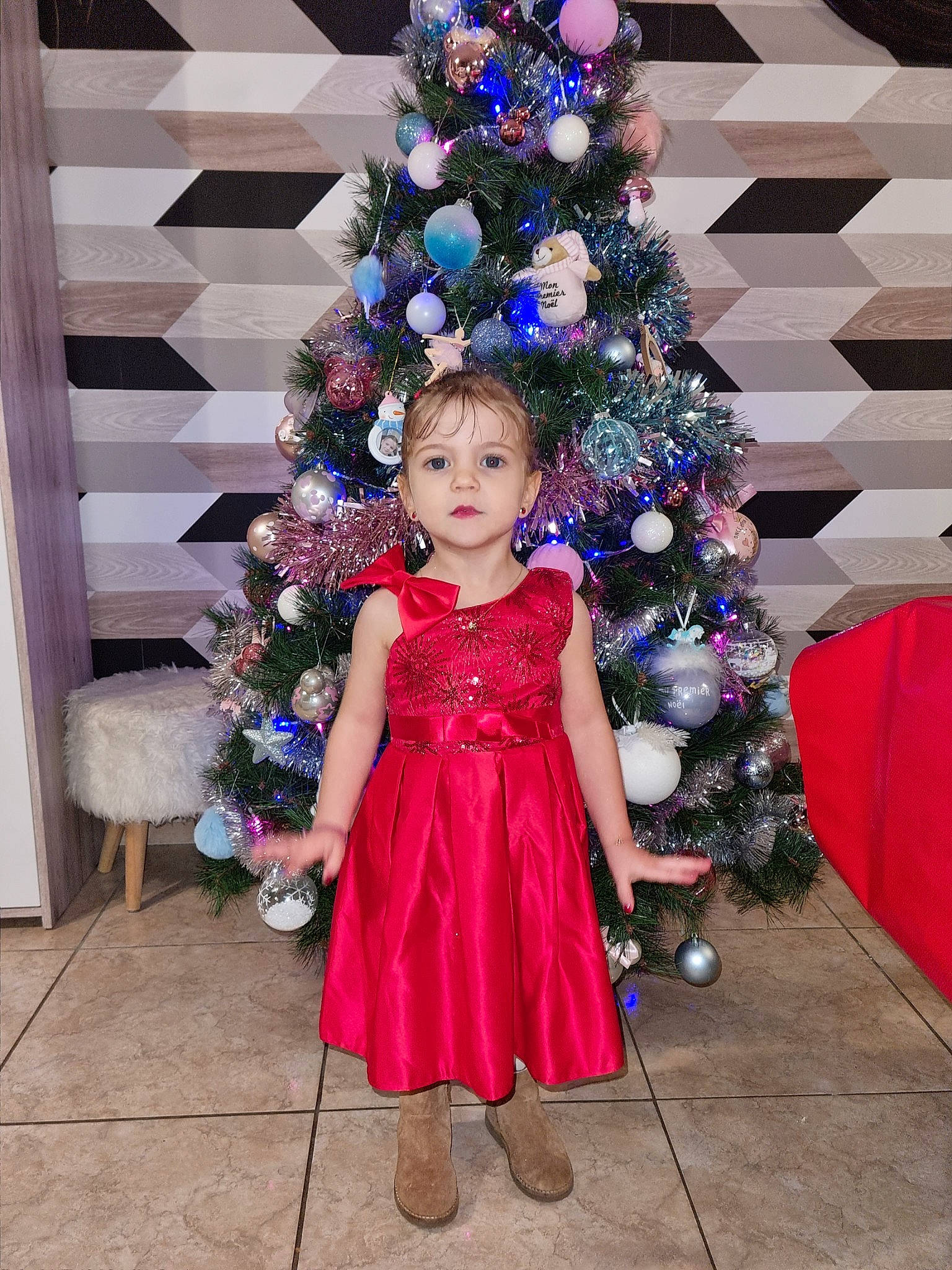 Noëlyne a rejoint le concours — aidez-le/la à gagner de superbes lots ! christmas_decoration, christmas_ornament, christmas_tree, decoration, dress, electric_blue, event, fashion_design, fun, happy, holiday_ornament, magenta, party_supply, person, pink, plant, purple, toddler, tradition, tree