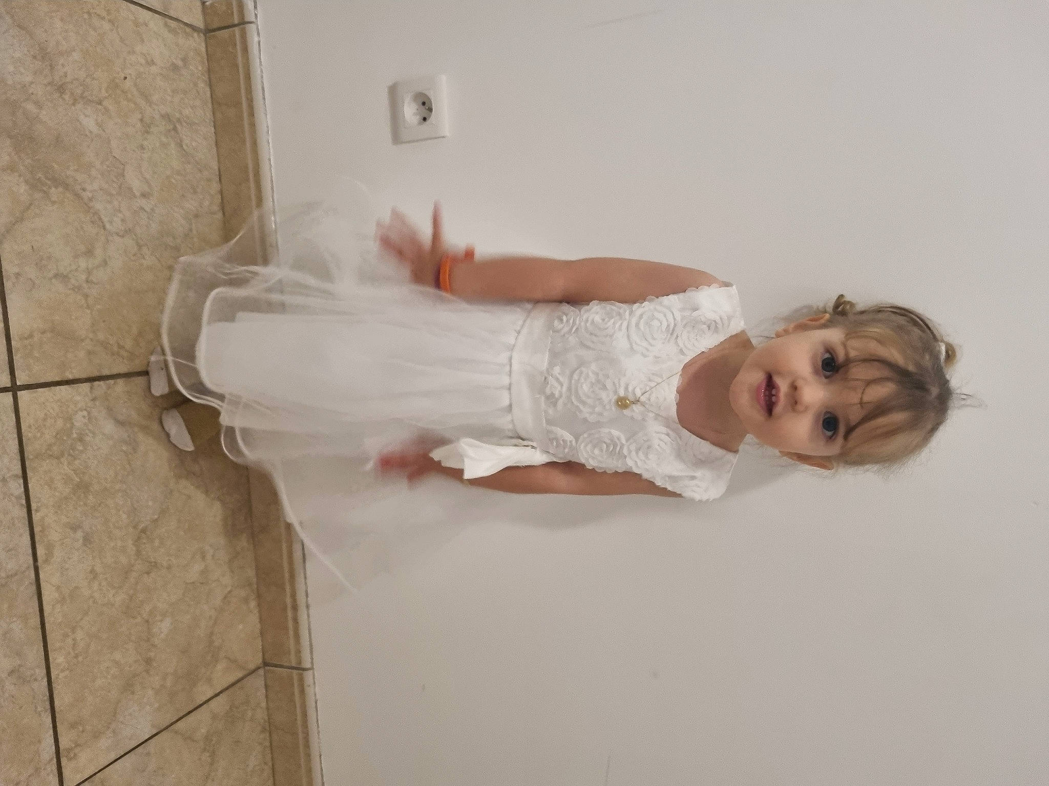 Noëlyne participe au concours pour gagner de l'argent avec cette photo : bridal_accessory, bridal_clothing, bridal_party_dress, cocktail_dress, comfort, day_dress, dress, elbow, embellishment, flash_photography, flooring, gown, happy, hardwood, human_leg, person, room, smile, wedding_dress, wood