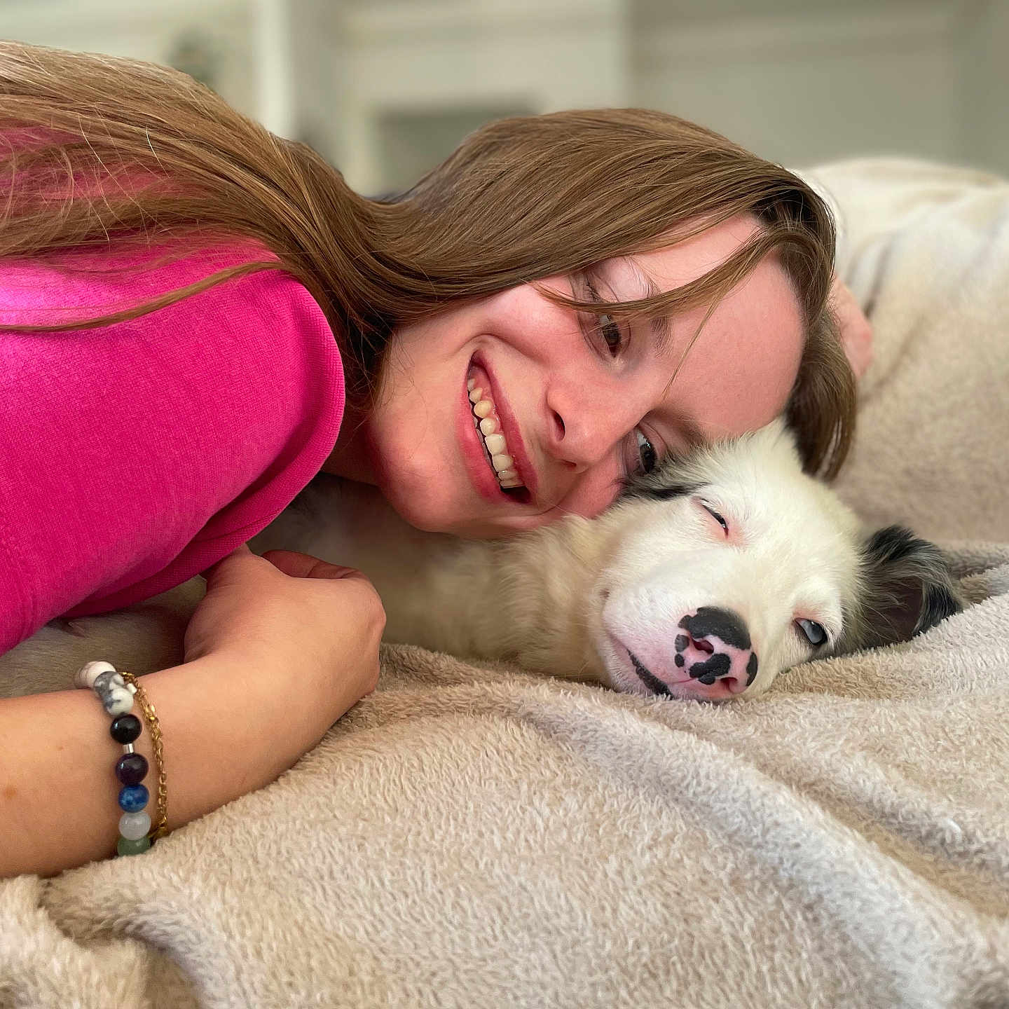 Fuego a rejoint le concours — aidez-le/la à gagner de superbes lots ! girl, dog, cuddling, smiling, sleepy, blanket, indoor, casual_clothing, friendship, relaxation, pet, happy, face, long_hair, resting, comfort, young, closeup, cozy, home