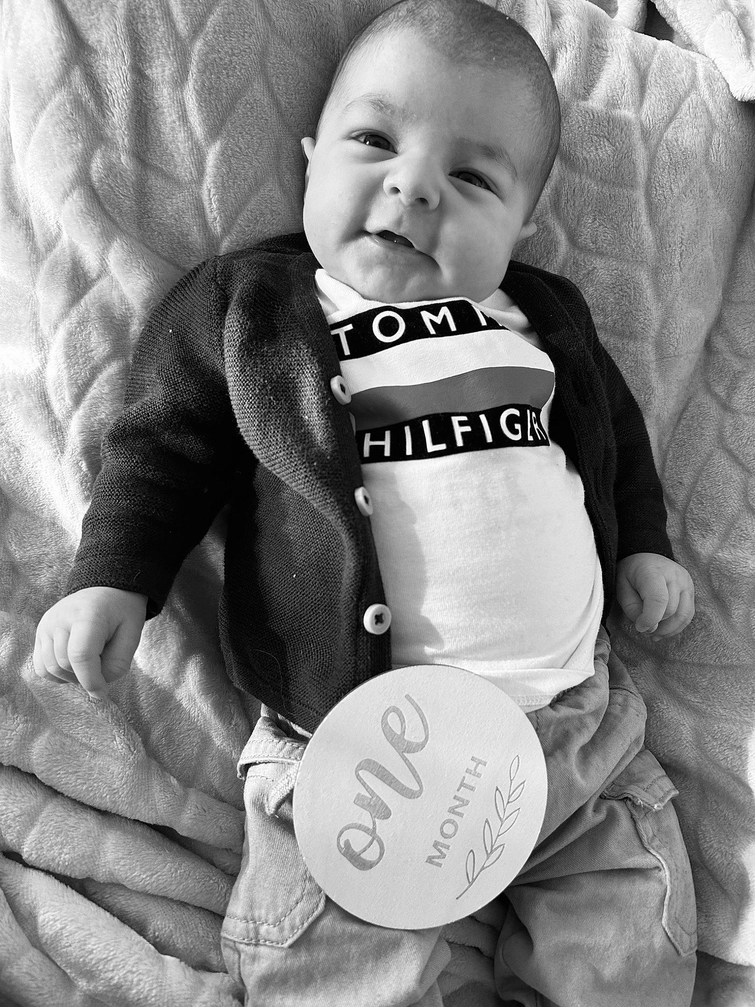 Kelyo a rejoint le concours — aidez-le/la à gagner de superbes lots ! arm, baby, baby_toddler_clothing, black, black_and_white, comfort, finger, flash_photography, gesture, hand, happy, human, people, person, photograph, product, sleeve, smile, style, toddler