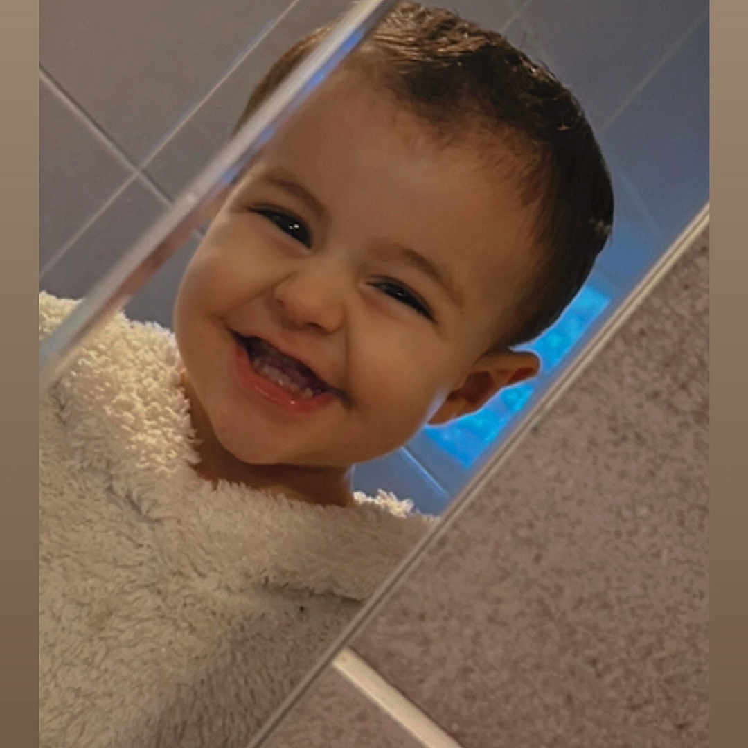 Kelyo a rejoint le concours — aidez-le/la à gagner de superbes lots ! bathrobe, bathroom, child, clothing, cute, expression, face, hair, happy, head, indoor, mirror, person, portrait, reflection, skin, smile, tile, toddler, young_child