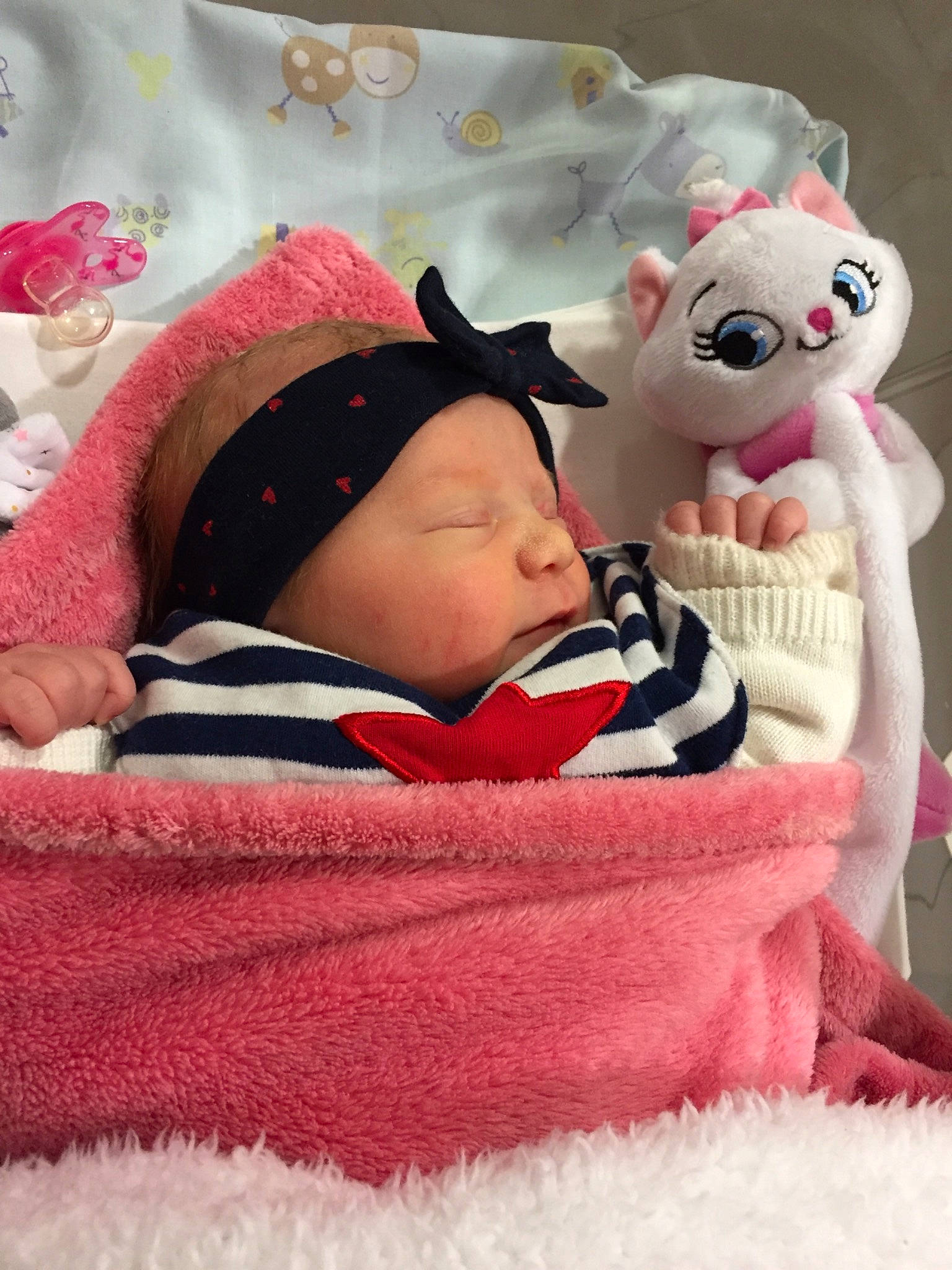 Shanone a rejoint le concours — aidez-le/la à gagner de superbes lots ! baby, baby_products, bedding, bedtime, cheek, child, ear, headgear, headwear, linens, nap, person, pink, plush, product, room, skin, sleep, stuffed_toy, textile