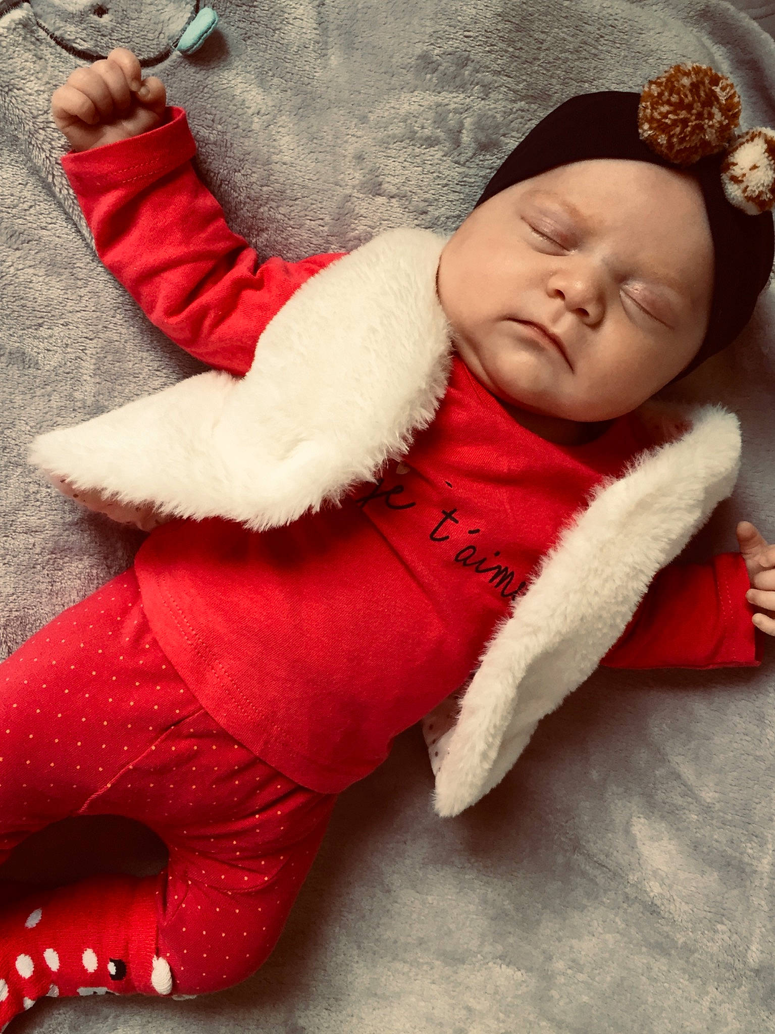 Shanone participe au concours pour gagner de l'argent avec cette photo : baby, child, fictional_character, headwear, person, red, stuffed_toy, toddler