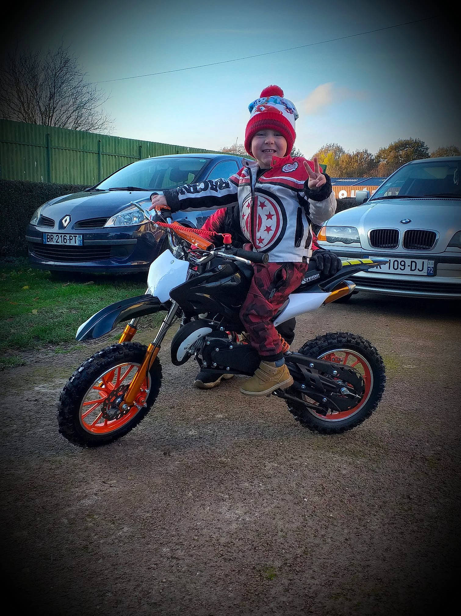 Thiméo a rejoint le concours — aidez-le/la à gagner de superbes lots ! auto_part, automotive_design, automotive_tire, automotive_wheel_system, car, enduro, endurocross, freestyle_motocross, headwear, joy, land_vehicle, motocross, motor_vehicle, motorcycle, motorcycle_racing, motorcycling, motorsport, person, racing, stunt