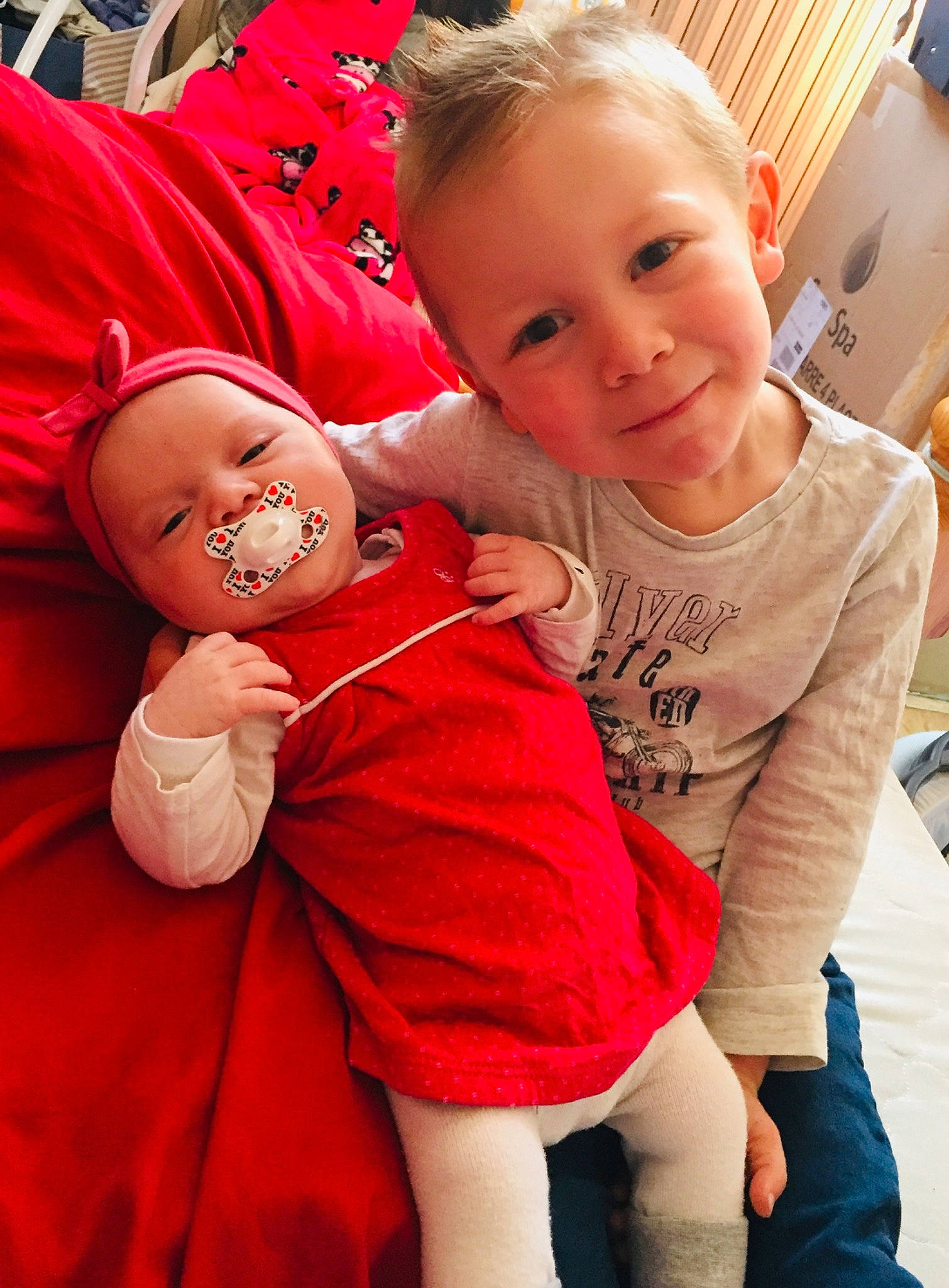 Thiméo a rejoint le concours — aidez-le/la à gagner de superbes lots ! baby, cheek, child, face, family, fun, happy, joy, leg, people, person, red, skin, smile, toddler