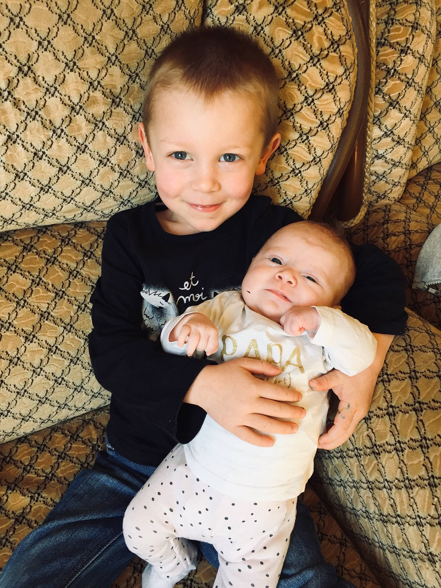 Thiméo a rejoint le concours — aidez-le/la à gagner de superbes lots ! baby, child, eye, family, joy, leg, people, person, product, sibling, skin, smile, toddler