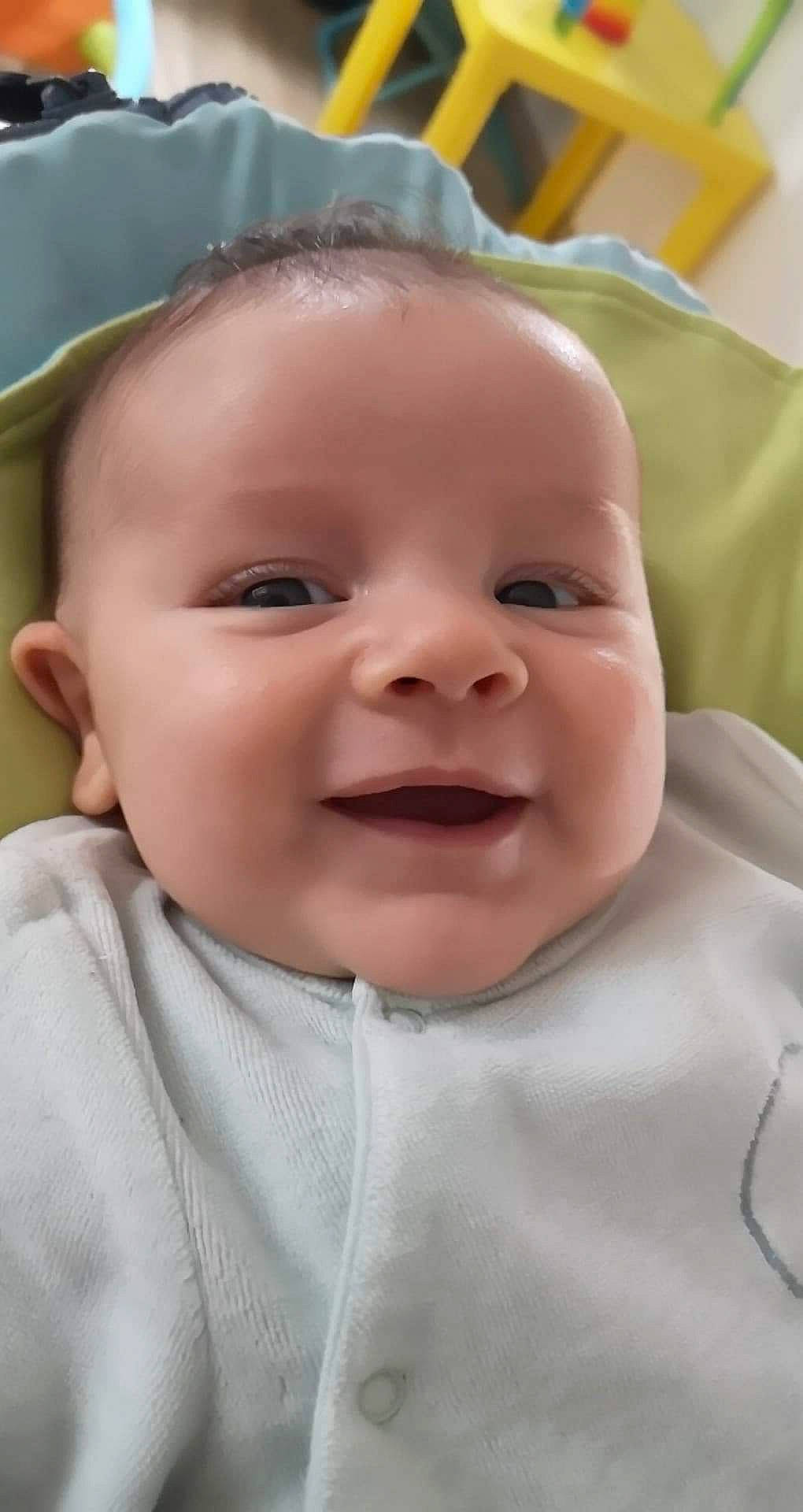 Axel participe au concours pour gagner de l'argent avec cette photo : baby, baby_making_funny_faces, cheek, child, chin, close_up, ear, eye, eyebrow, face, facial_expression, forehead, head, joy, laugh, lip, mouth, nose, person, skin