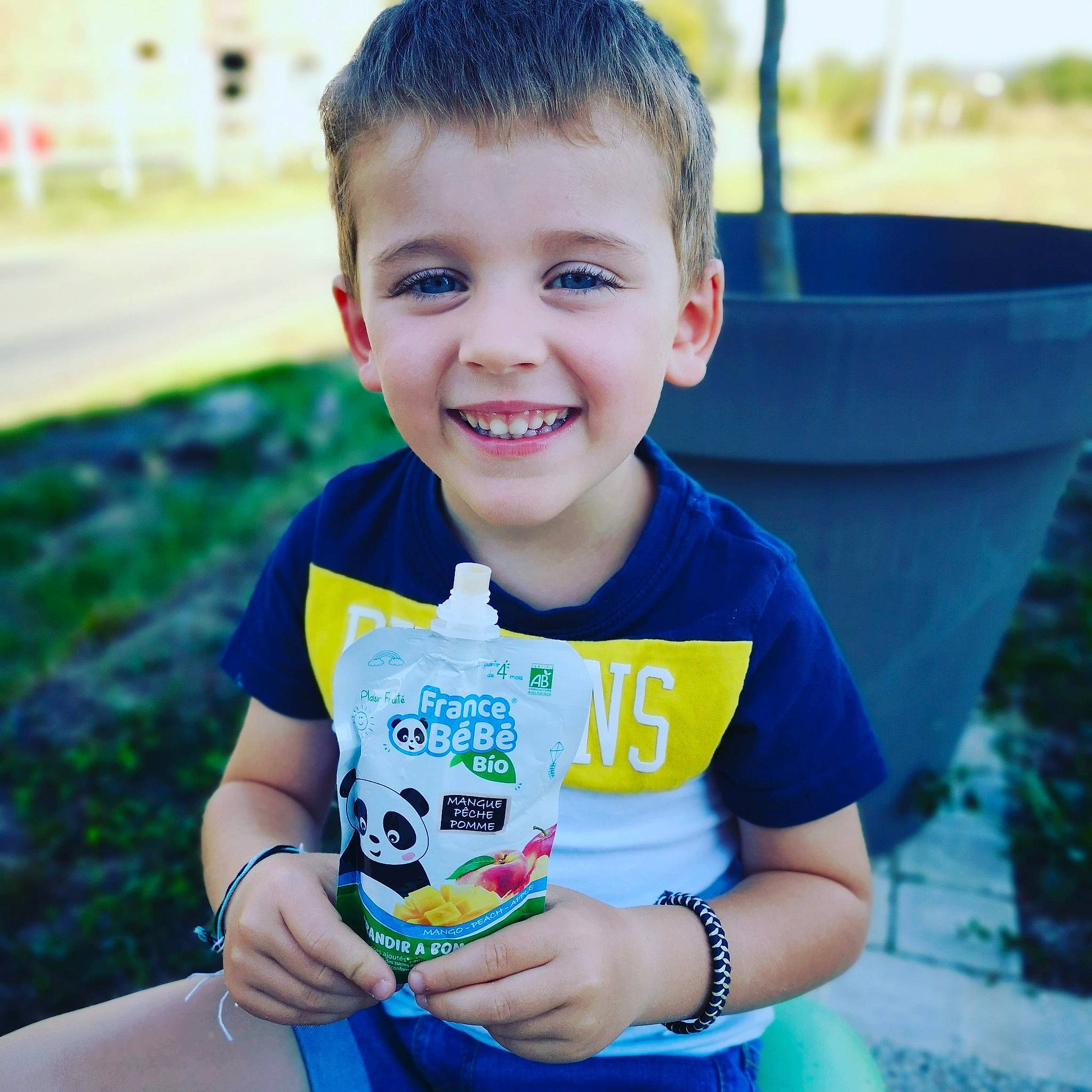 Yann a rejoint le concours — aidez-le/la à gagner de superbes lots ! baby, child, cool, face, fun, happy, joy, people, person, play, recreation, smile, summer, t_shirt, toddler, vacation, vehicle, yellow