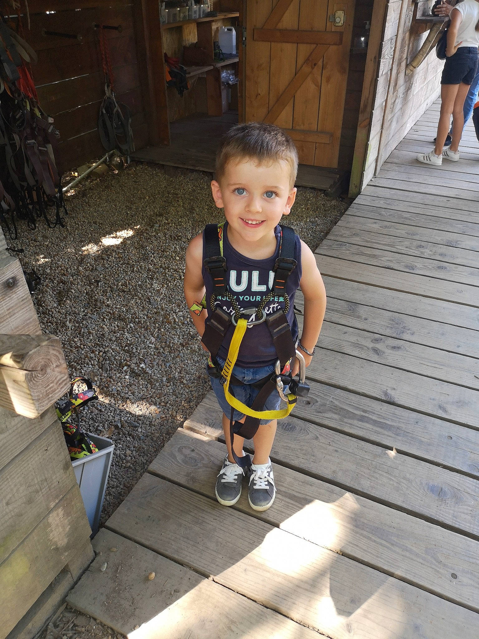 Yann a rejoint le concours — aidez-le/la à gagner de superbes lots ! child, joy, person, shoe, sidewalk, smile, snapshot, standing, summer, toddler, vacation