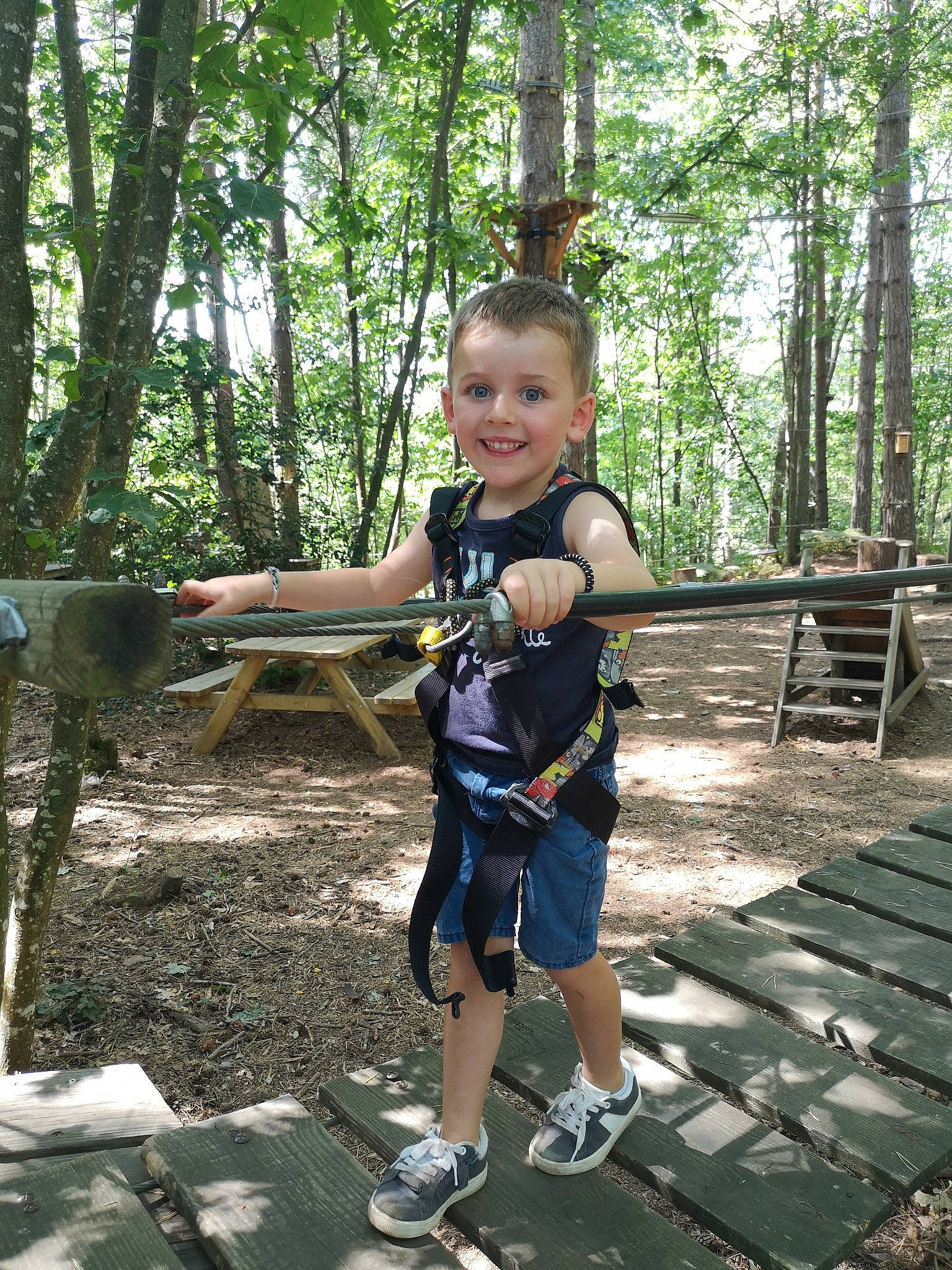 Yann participe au concours pour gagner de l'argent avec cette photo : adventure, forest, joy, jungle, leisure, person, recreation, style, tree, vacation