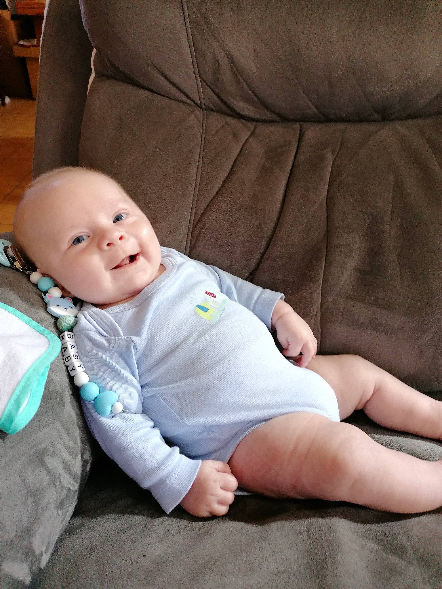 Hugo participe au concours pour gagner de l'argent avec cette photo : baby, baby_products, baby_toddler_clothing, barefoot, cheek, child, comfort, couch, elbow, foot, grass, human_leg, knee, lap, person, sitting, sleeve, sock, t_shirt, thigh