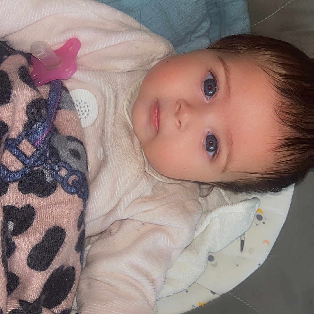 Sare-Nour a rejoint le concours — aidez-le/la à gagner de superbes lots ! baby, black, blanket, blue, clothing, comfort, cushion, cute, fabric, indoor, infant, pacifier, person, pink, portrait, resting, sleeping_area, soft, white, young_child