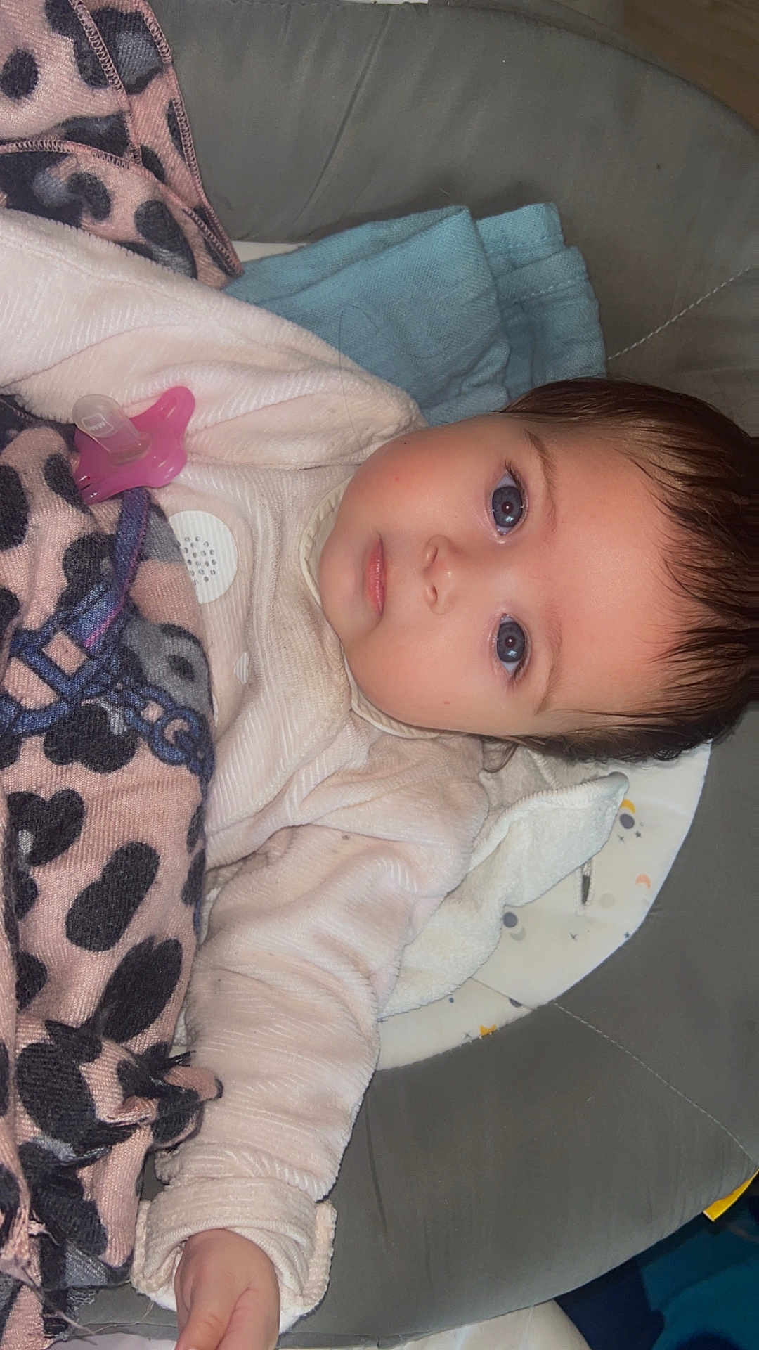Sare-Nour a rejoint le concours — aidez-le/la à gagner de superbes lots ! baby, black, blanket, blue, clothing, comfort, cushion, cute, fabric, indoor, infant, pacifier, person, pink, portrait, resting, sleeping_area, soft, white, young_child