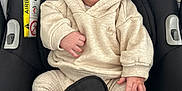 éden participe au concours pour gagner de l'argent avec cette photo : baby, infant, child, car_seat, clothing, hoodie, socks, seatbelt, safety, cute, indoors, portrait, young, person, apparel, comfort, seat, restraint, expression, hands
