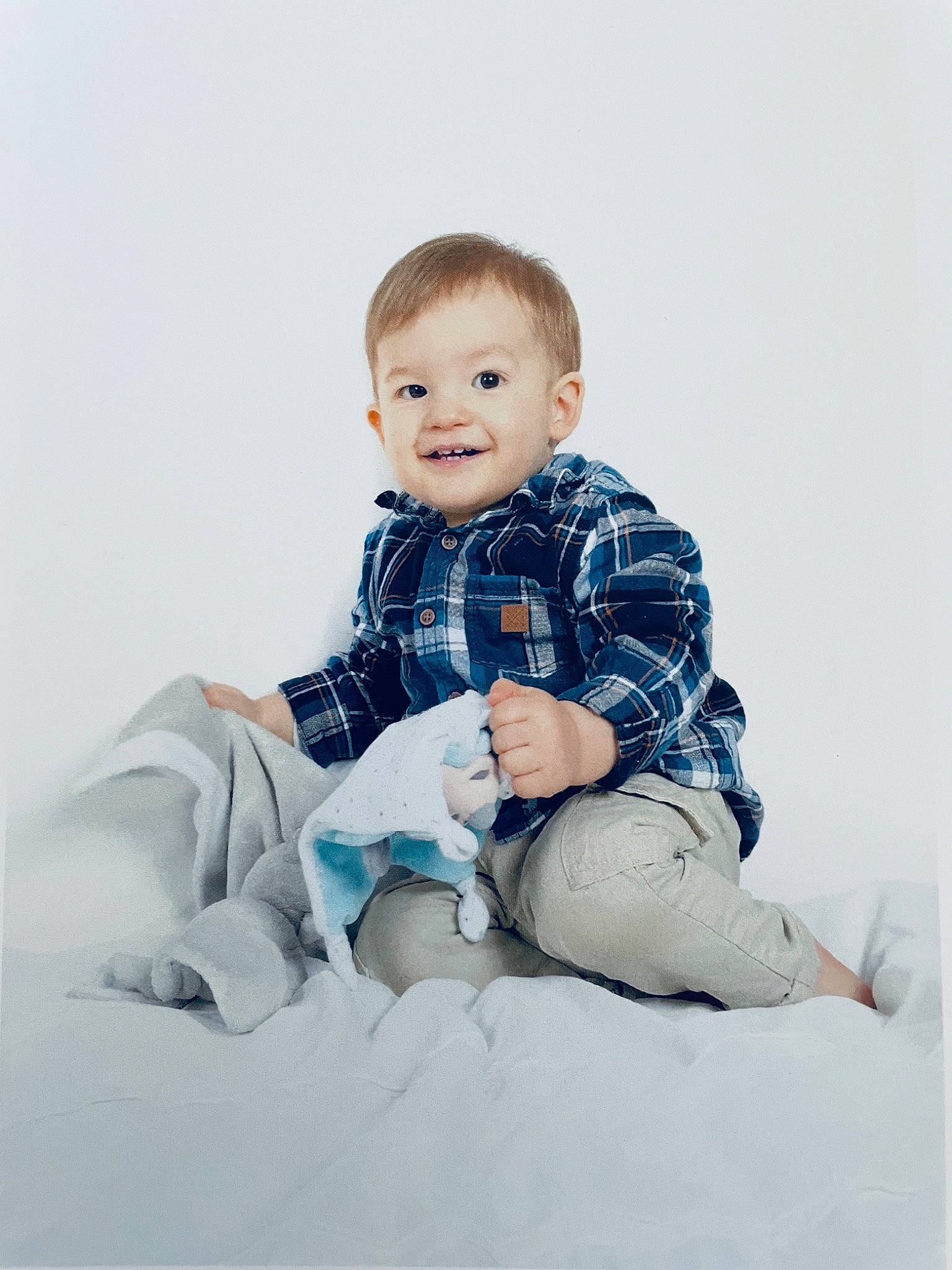 Nolhan participe au concours pour gagner de l'argent avec cette photo : baby, baby_toddler_clothing, barefoot, collar, comfort, denim, dress_shirt, electric_blue, eye, flash_photography, foot, happy, joy, knee, pattern, person, product, sitting, sleeve, smile