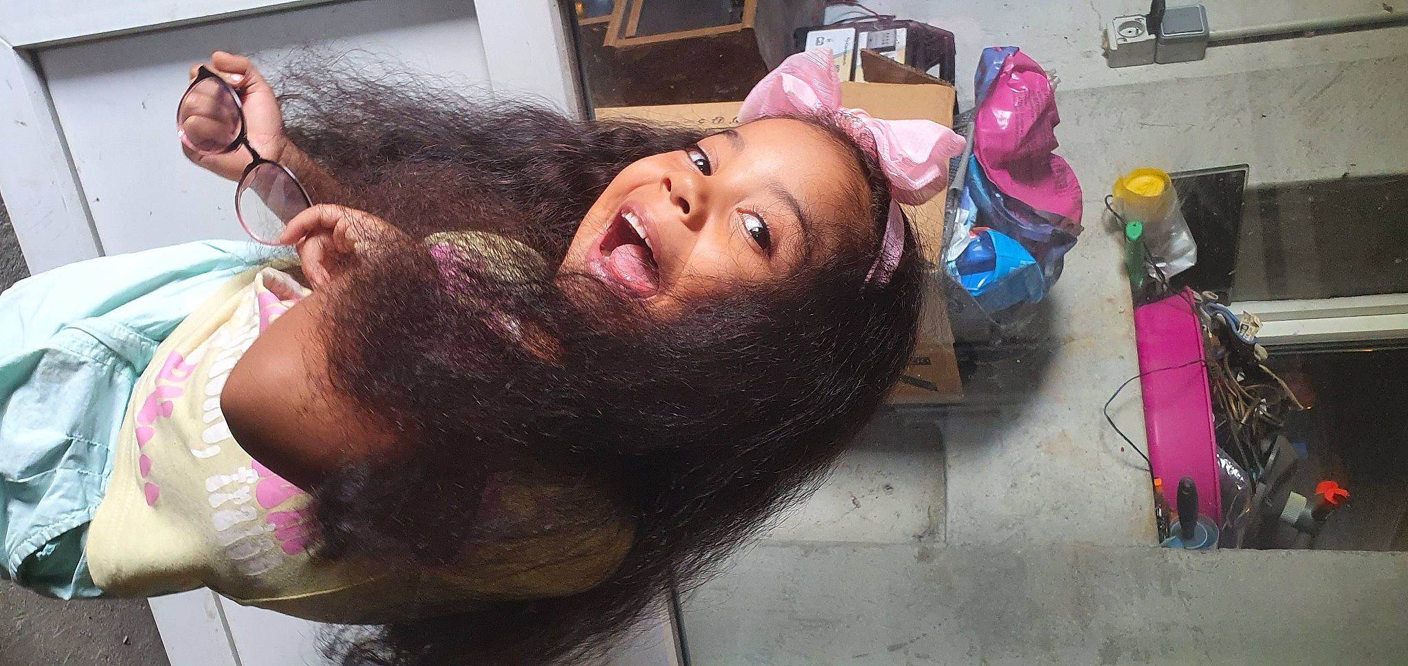 Clélia a rejoint le concours — aidez-le/la à gagner de superbes lots ! bag, black_hair, cheek, child, flesh, fun, fur, gesture, happy, lip, long_hair, luggage_and_bags, magenta, mouth, nose, person, pink, purple, room, smile