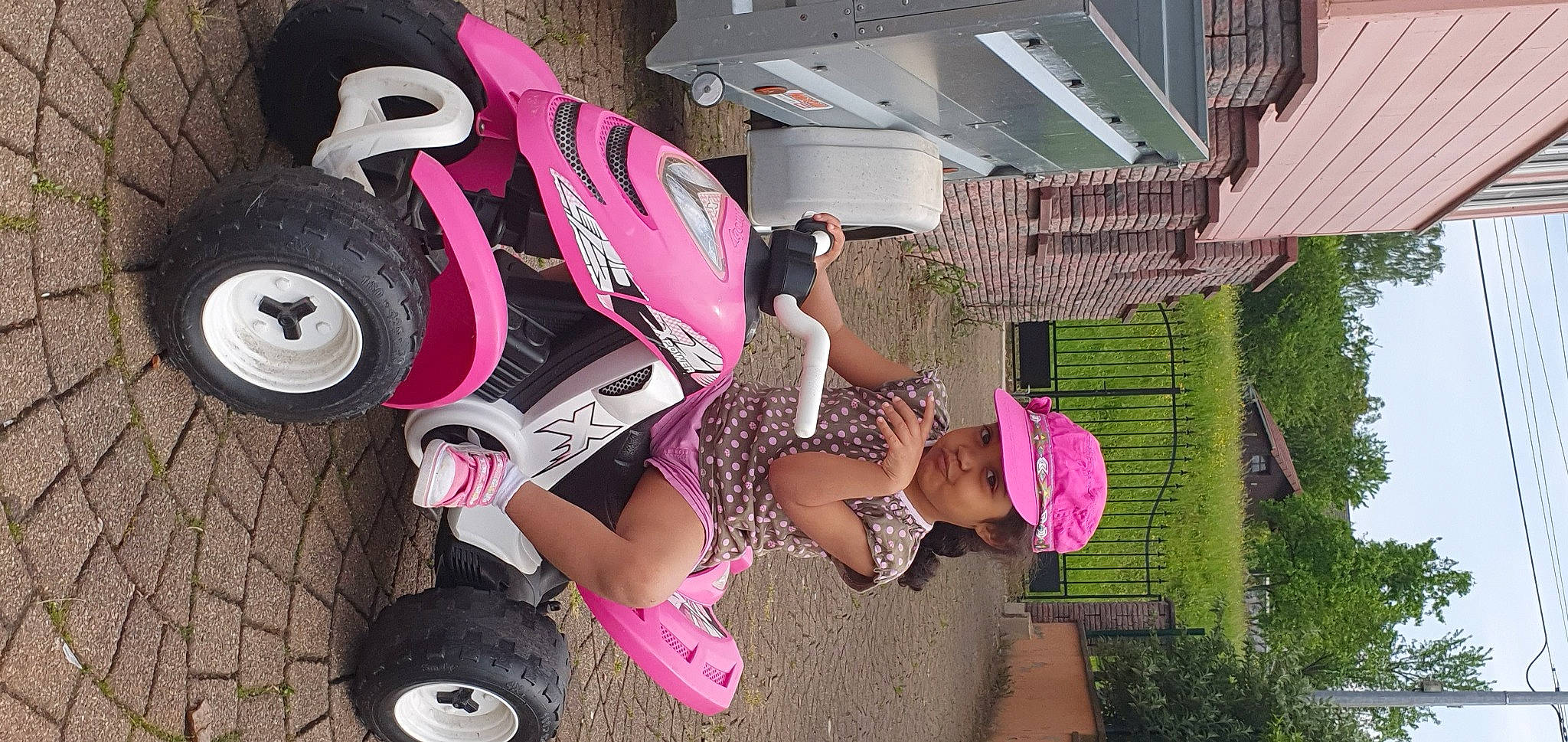 Clélia participe au concours pour gagner de l'argent avec cette photo : automotive_design, automotive_exterior, automotive_tire, car, fender, hat, headwear, leg, magenta, motor_vehicle, person, pink, plant, rim, shoe, shorts, synthetic_rubber, thigh, tire, tread