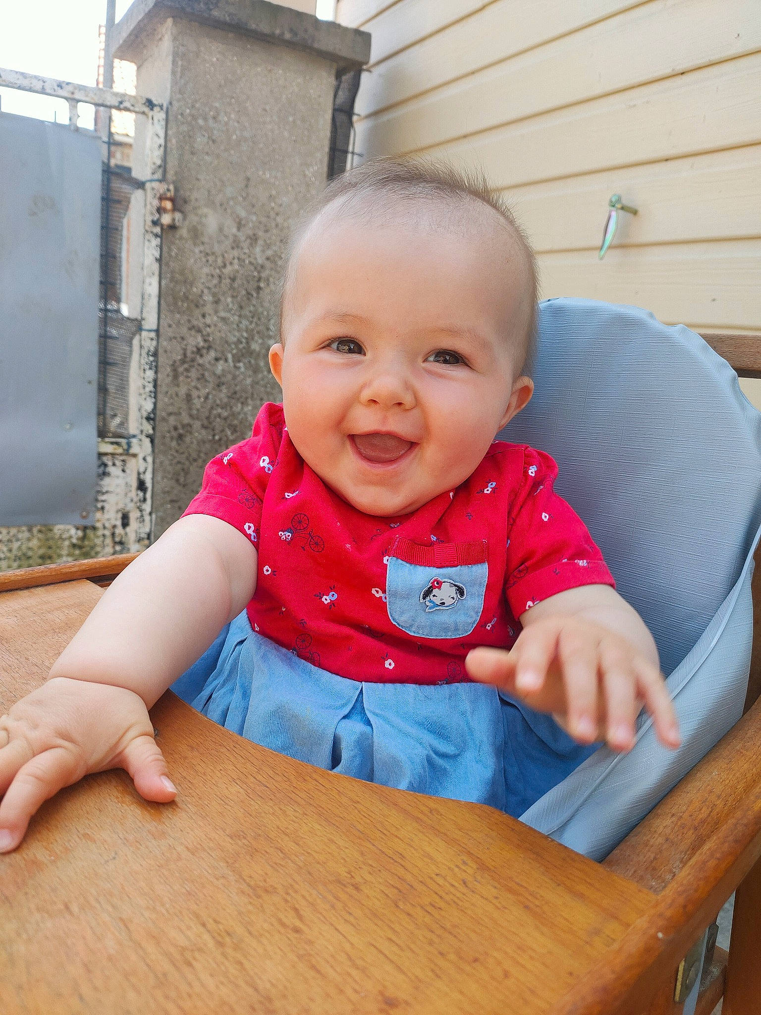Loëlyne participe au concours pour gagner de l'argent avec cette photo : baby, baby_toddler_clothing, chair, cheek, comfort, facial_expression, finger, flooring, fun, happy, leisure, person, sitting, skin, sleeve, smile, t_shirt, table, toddler, varnish