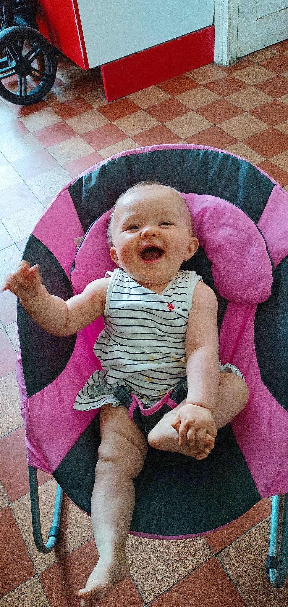 Loëlyne a rejoint le concours — aidez-le/la à gagner de superbes lots ! baby, baby_toddler_clothing, chair, cheek, comfort, dress, facial_expression, finger, fun, happy, iris, mouth, person, pink, product, purple, skin, sleeve, smile, toddler