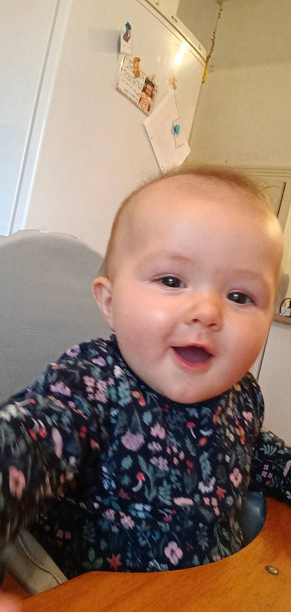 Loëlyne a rejoint le concours — aidez-le/la à gagner de superbes lots ! baby, baby_toddler_clothing, cheek, child, chin, ear, eyebrow, eyelash, face, happy, iris, jaw, lip, mouth, nose, person, skin, sleeve, smile, toddler