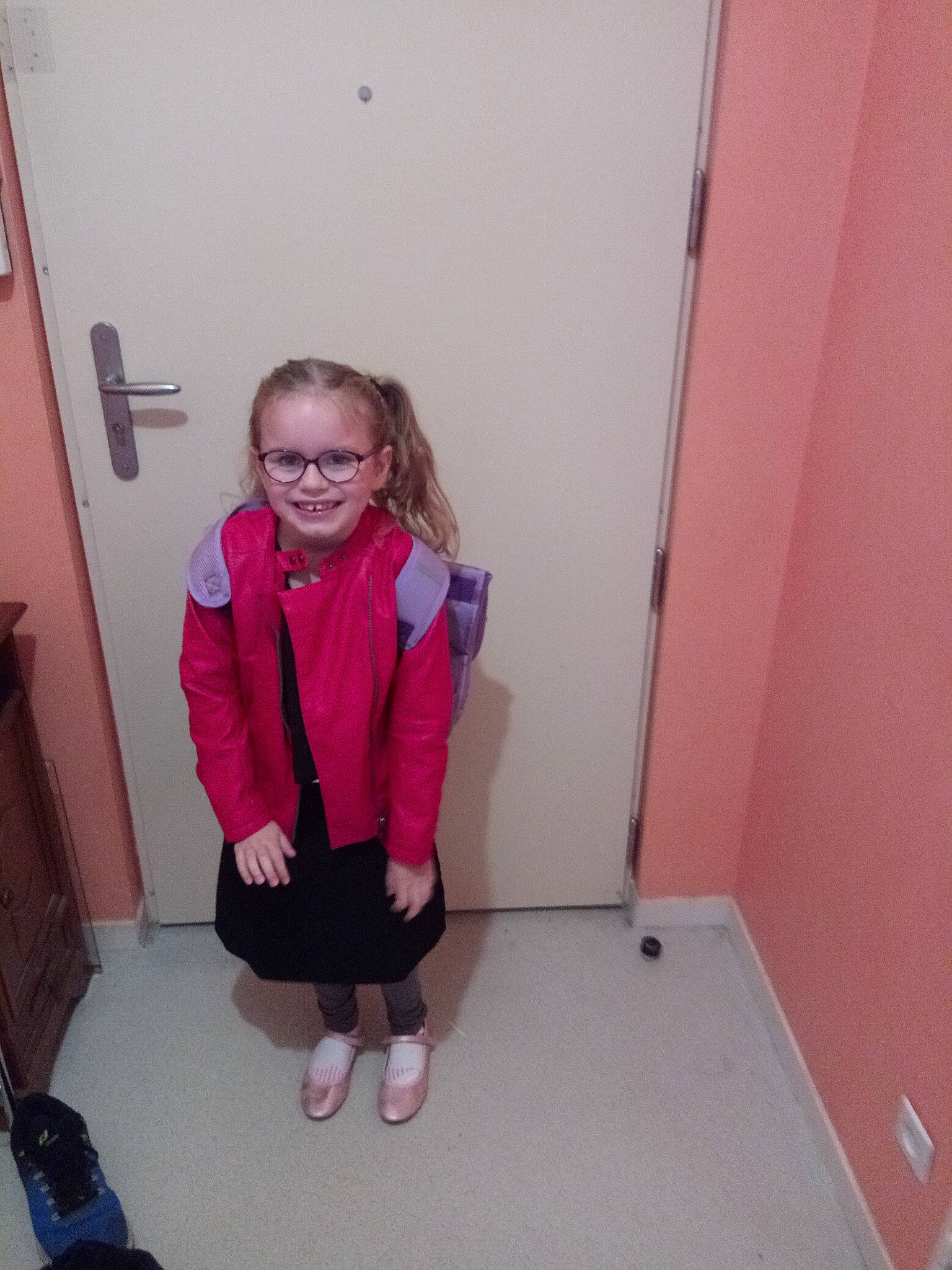 Enora participe au concours pour gagner de l'argent avec cette photo : child, floor, joy, person, pink, room, smile, standing, toddler