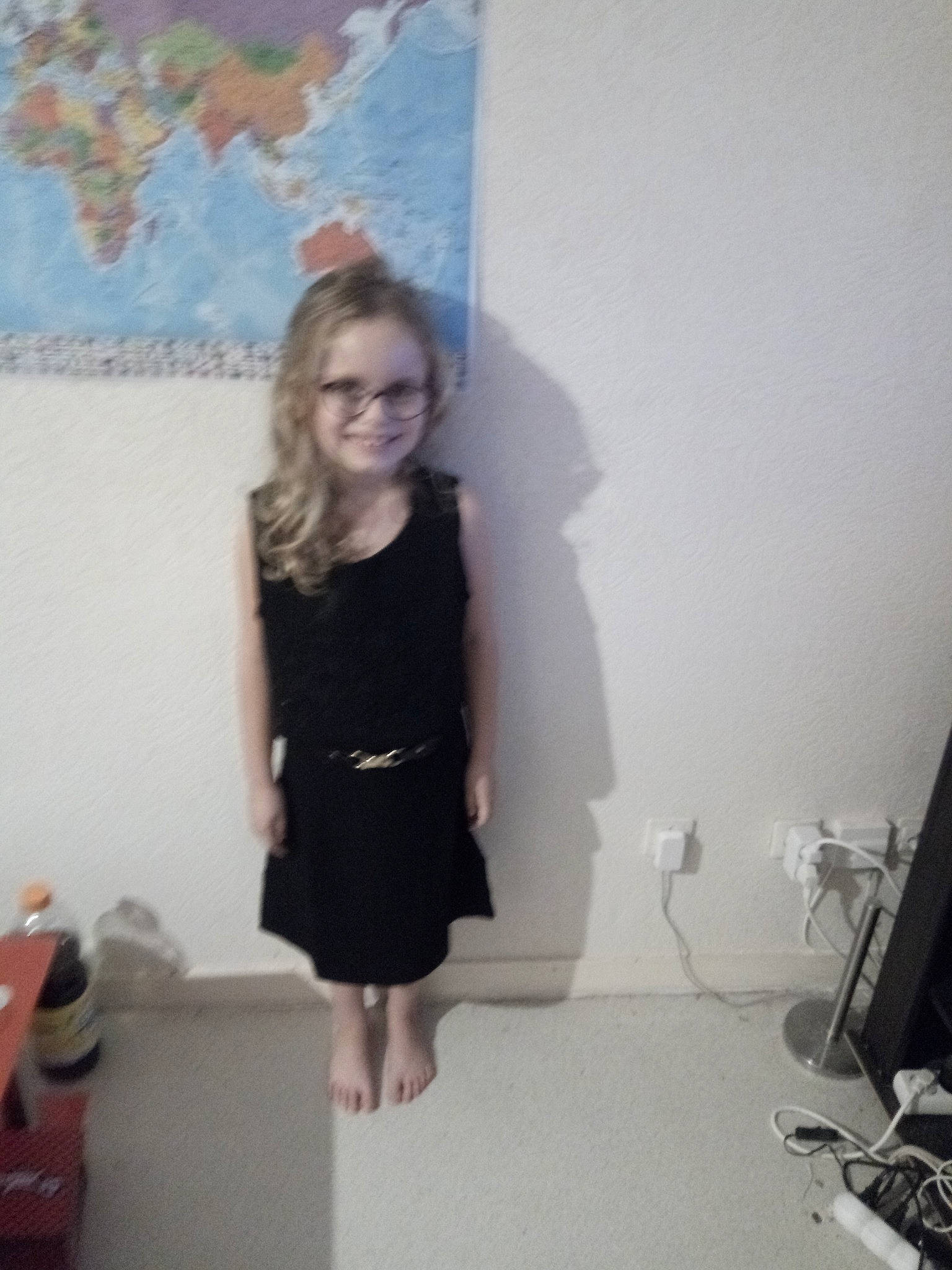 Enora participe au concours pour gagner de l'argent avec cette photo : child, dress, fashion, fashion_design, interior_design, joint, joy, leg, little_black_dress, person, room, shoulder, standing