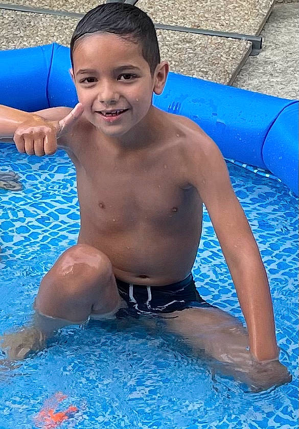 Sébastien a rejoint le concours — aidez-le/la à gagner de superbes lots ! azure, barechested, bathing, blue, chest, face, fun, happy, human_body, indoor_games_and_sports, joy, leisure, muscle, person, recreation, smile, swimmer, swimming_pool, swimwear, thigh