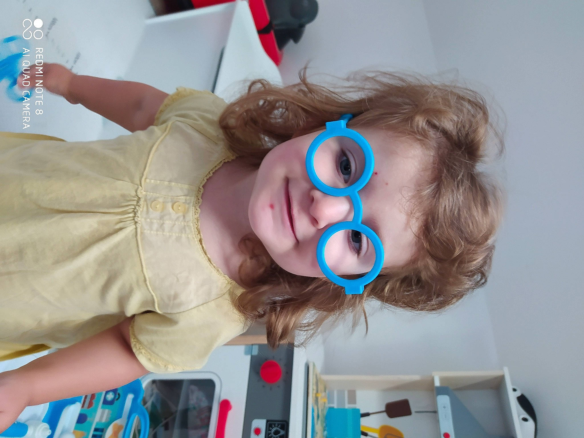 Khara participe au concours pour gagner de l'argent avec cette photo : child, costume, ear, forehead, fun, glasses, hair, hairstyle, headgear, mask, mouth, neck, nose, person, personal_protective_equipment, toddler