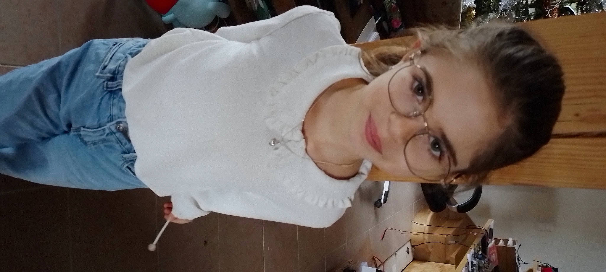 Penelope a rejoint le concours — aidez-le/la à gagner de superbes lots ! box, child, ear, eyelash, eyewear, fun, happy, hat, jewellery, lip, mouth, nose, person, shipping_box, skin, sunglasses