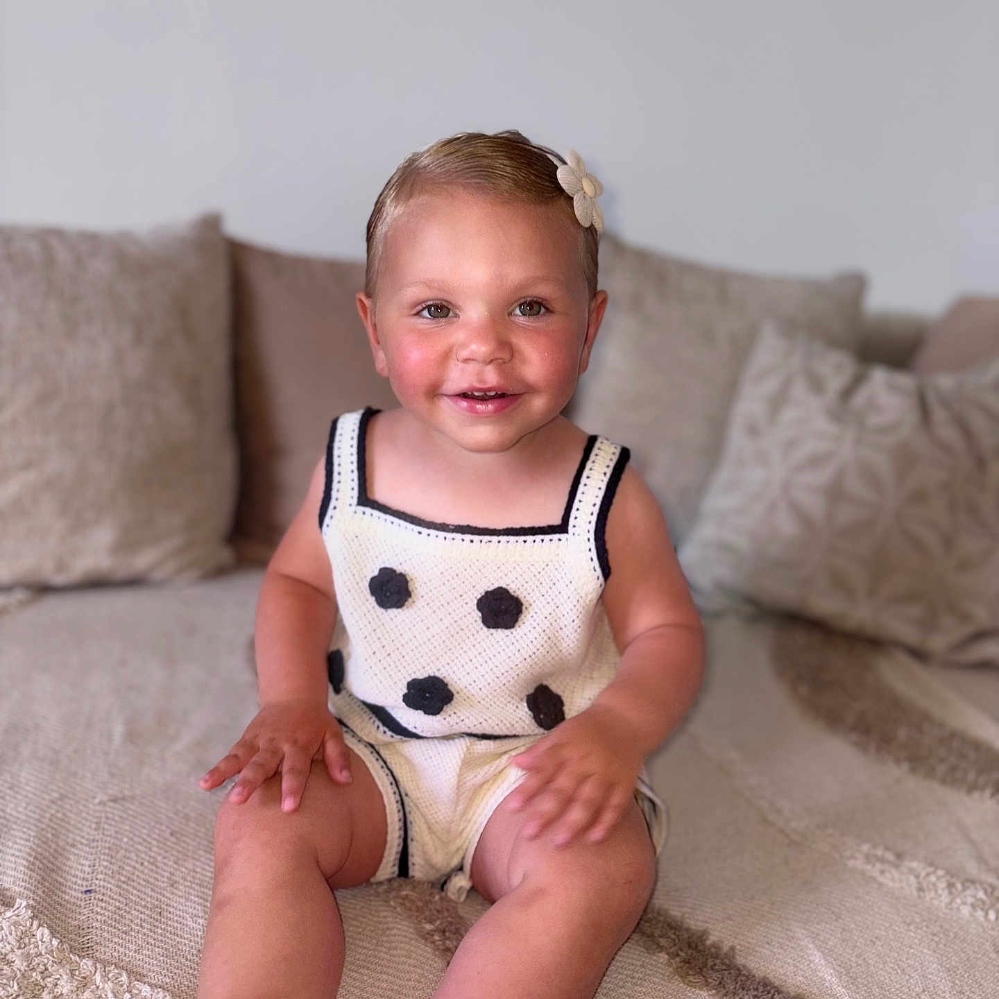 Kamyla participe au concours pour gagner de l'argent avec cette photo : baby, blanket, child, clothing, couch, cozy, cute, face, fashion, furniture, hair_clip, happy, home, indoors, person, portrait, sitting, skin, smiling, toddler