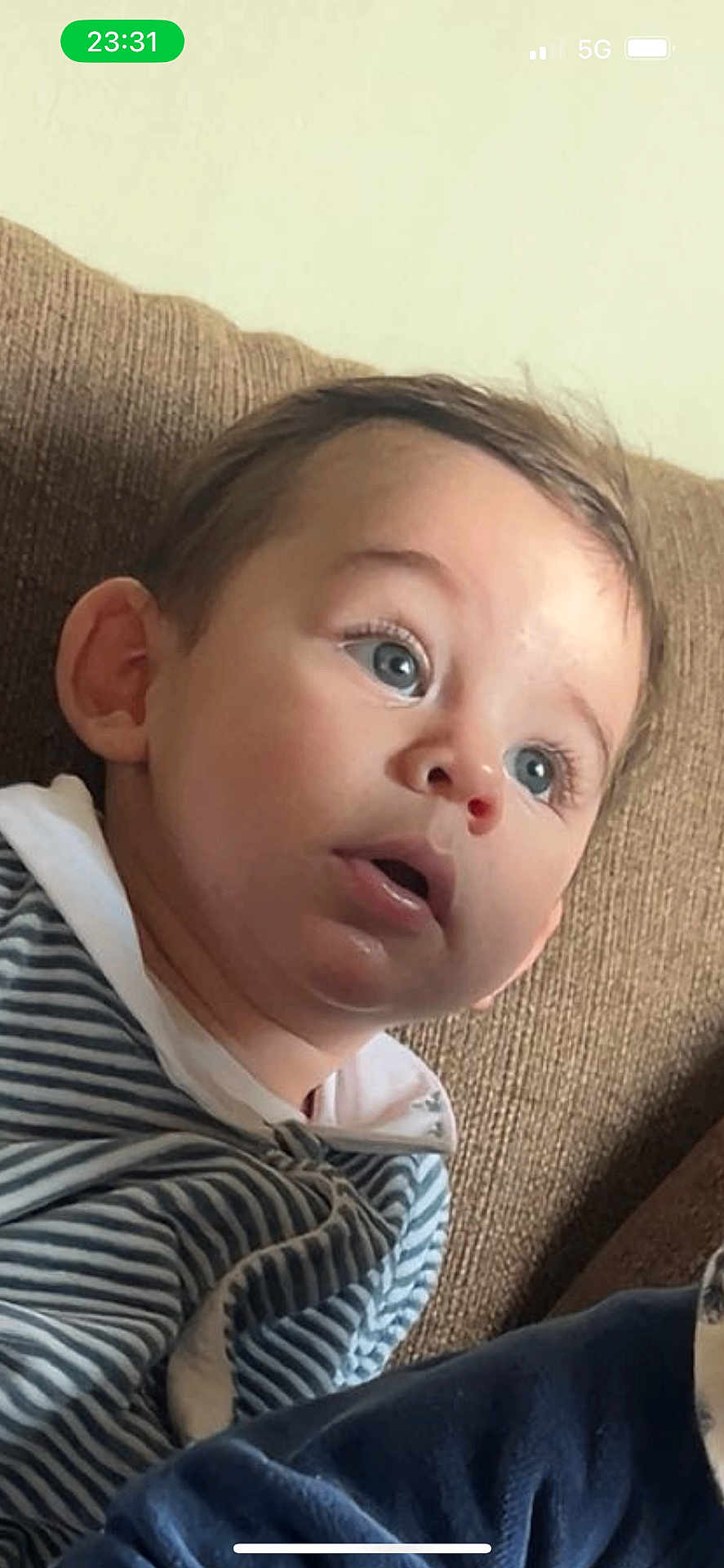 Dan a rejoint le concours — aidez-le/la à gagner de superbes lots ! toddler, child, face, blue_eyes, striped_clothing, hoodie, couch, indoor, curious, young_child, portrait, casual, seated, expression, skin, hair, person, closeup, comfort, relaxed