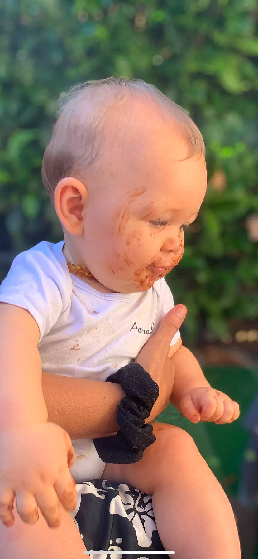 Diogo participe au concours pour gagner de l'argent avec cette photo : baby, baby_toddler_clothing, cheek, child, elbow, eye, gesture, grass, hand, happy, head, nail, person, sitting, skin, thumb, toddler, vacation