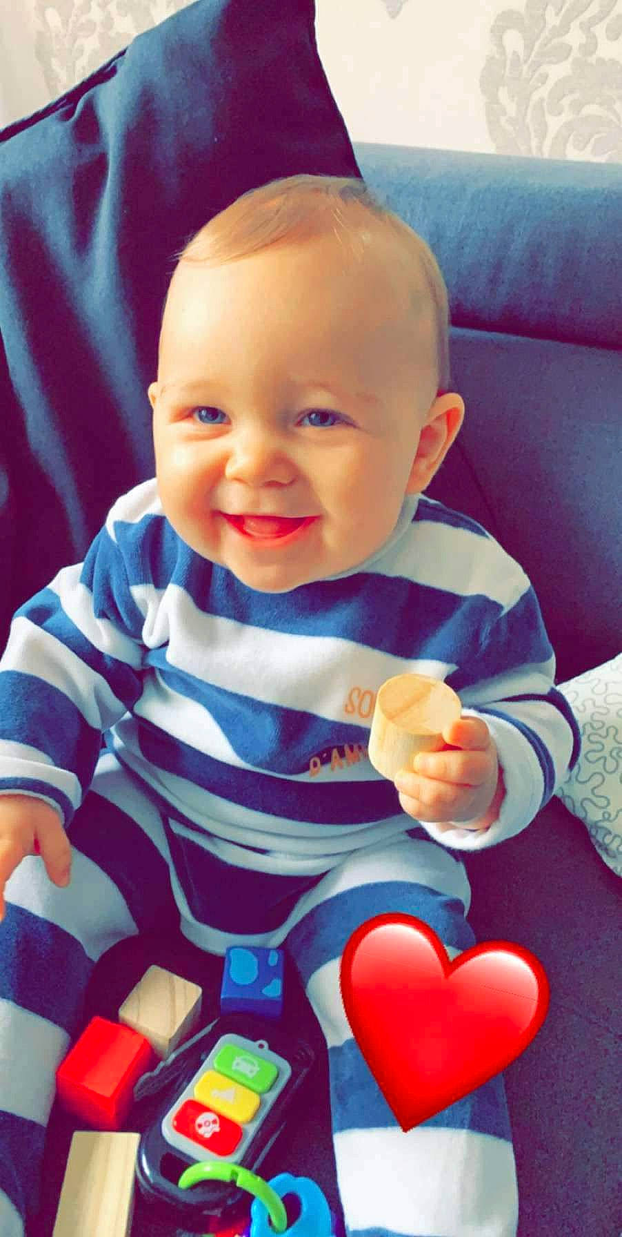 Diogo a rejoint le concours — aidez-le/la à gagner de superbes lots ! baby, baby_toddler_clothing, cheek, chin, comfort, cool, face, happy, iris, joy, mouth, nose, organ, person, product, red, skin, sleeve, smile, standing